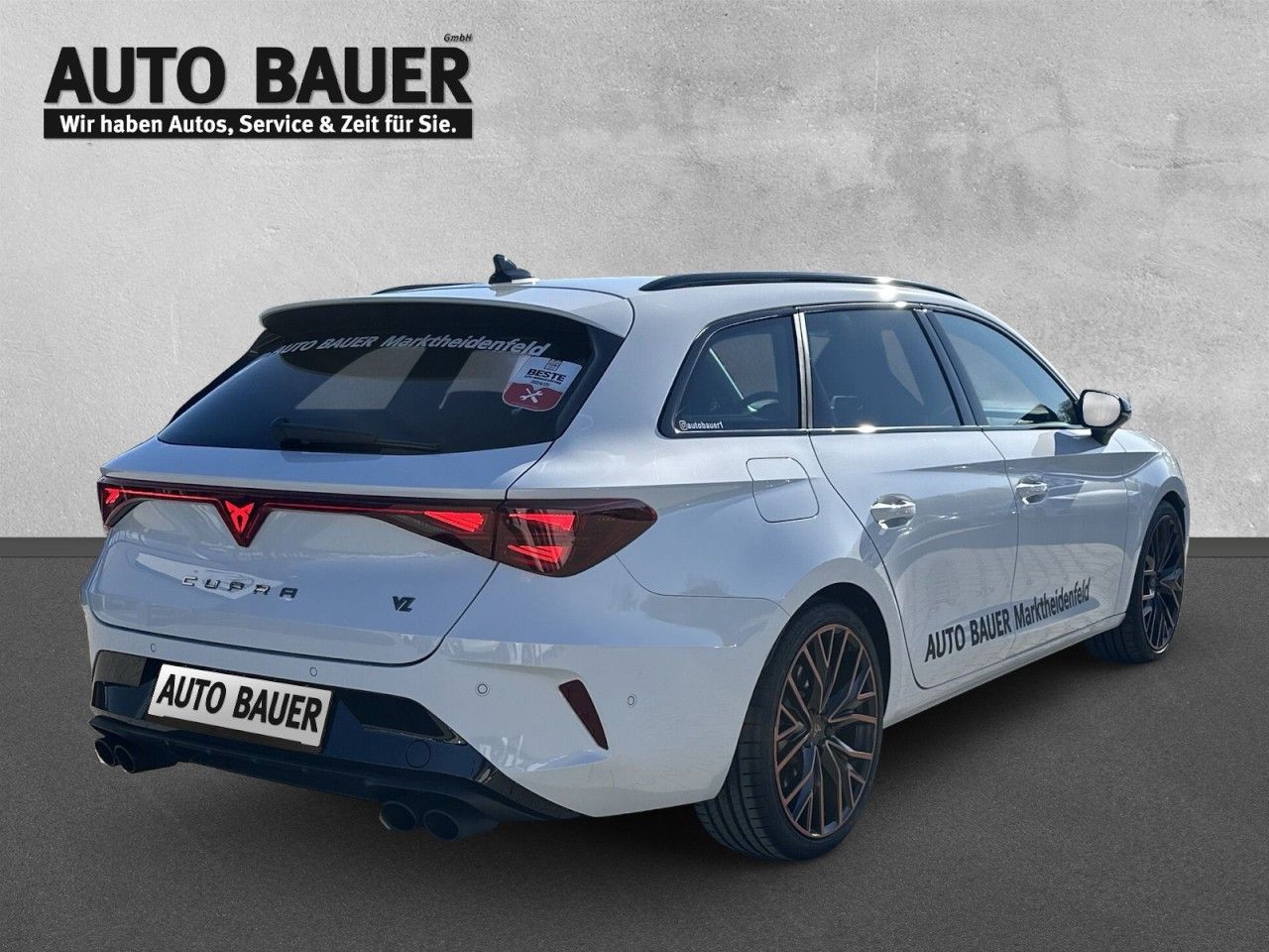 Fahrzeugabbildung CUPRA Leon Sportstourer VZ 2.0 TSI 333 PS DSG 4Drive - mit KI generiert/bearbeitet
