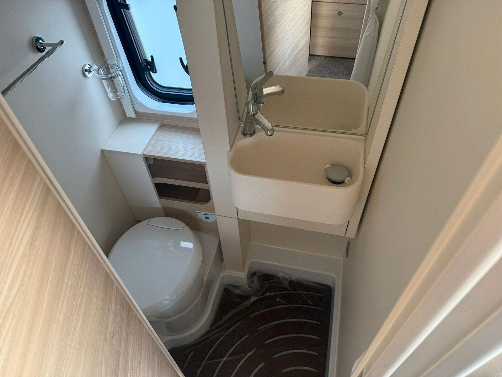 Fahrzeugabbildung Eura Mobil Van V 595 HB Klimaautomatik, Fahrassistenzpaket