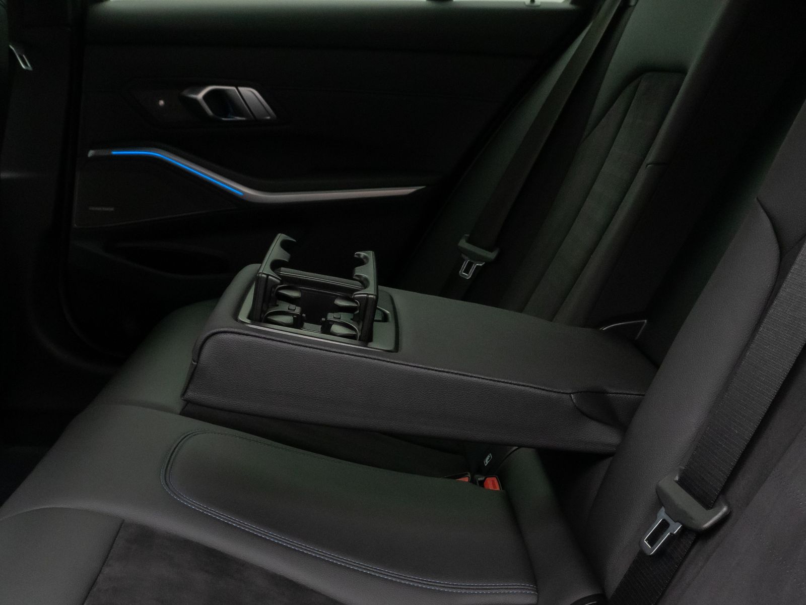 Fahrzeugabbildung BMW 330e xD MSport Kamera HUD DAB H/K Komfort 18Zoll