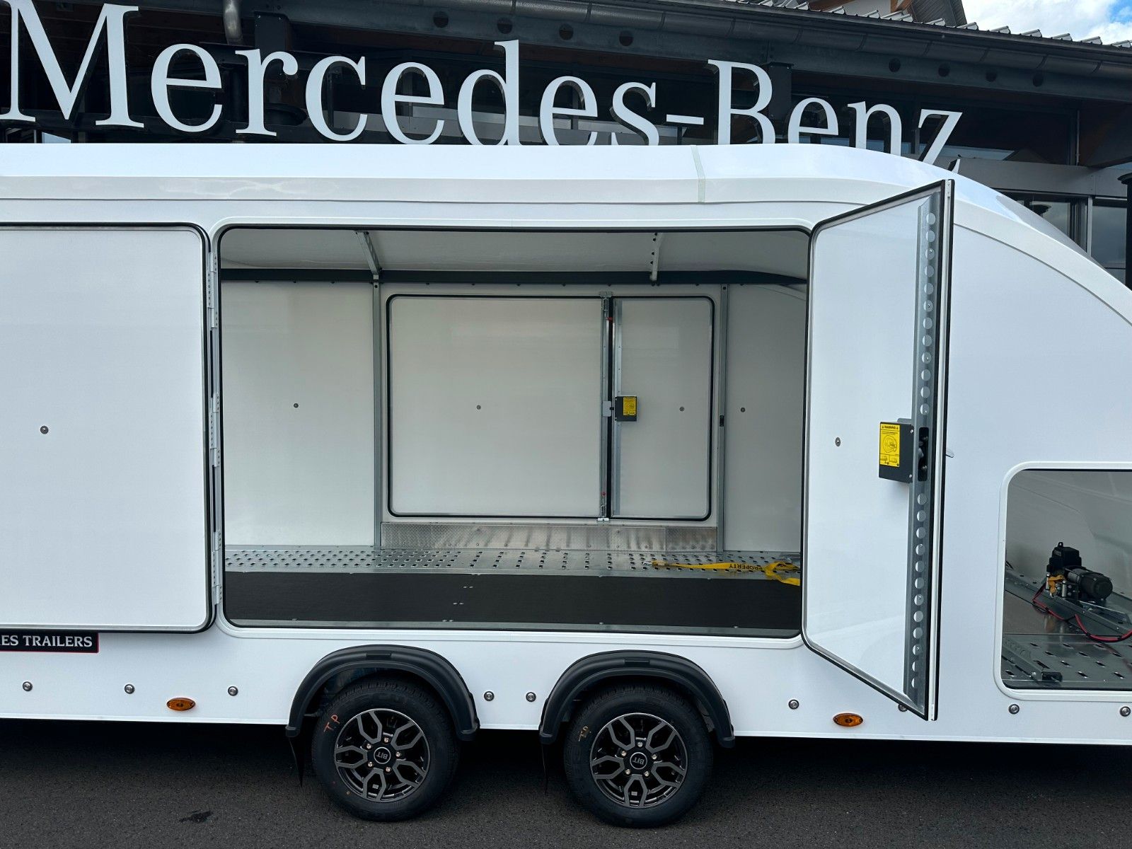 Fahrzeugabbildung Brian James Race Sport / Länge: 5,03 m / 3.000 kg