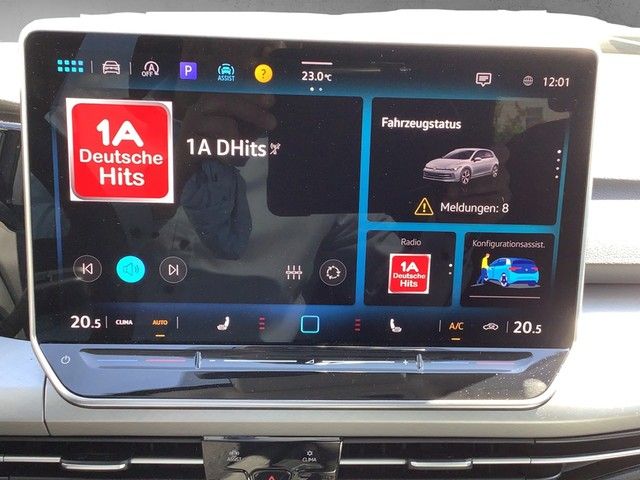 Fahrzeugabbildung Volkswagen Golf VIII TSI Life Pano AHK ACC