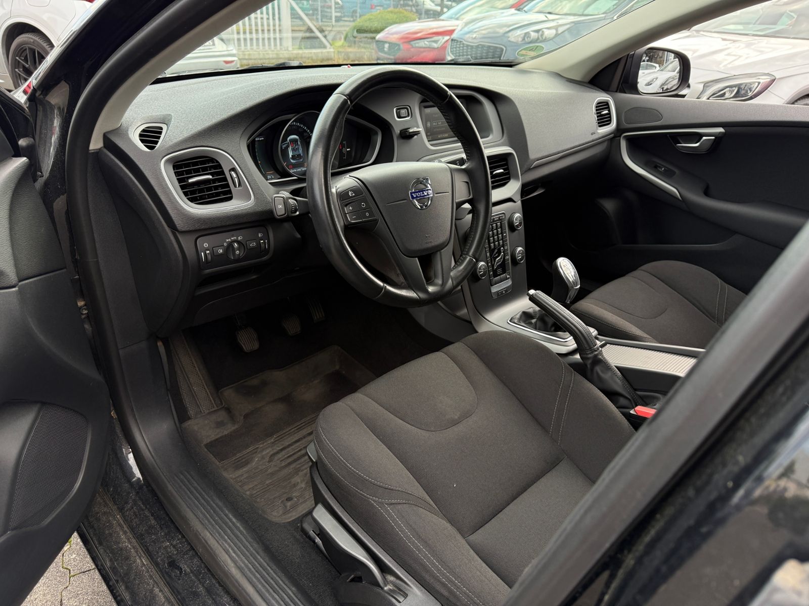 Fahrzeugabbildung Volvo V40 Kinetic RFK KLIMA ALU 8-Fach bereift