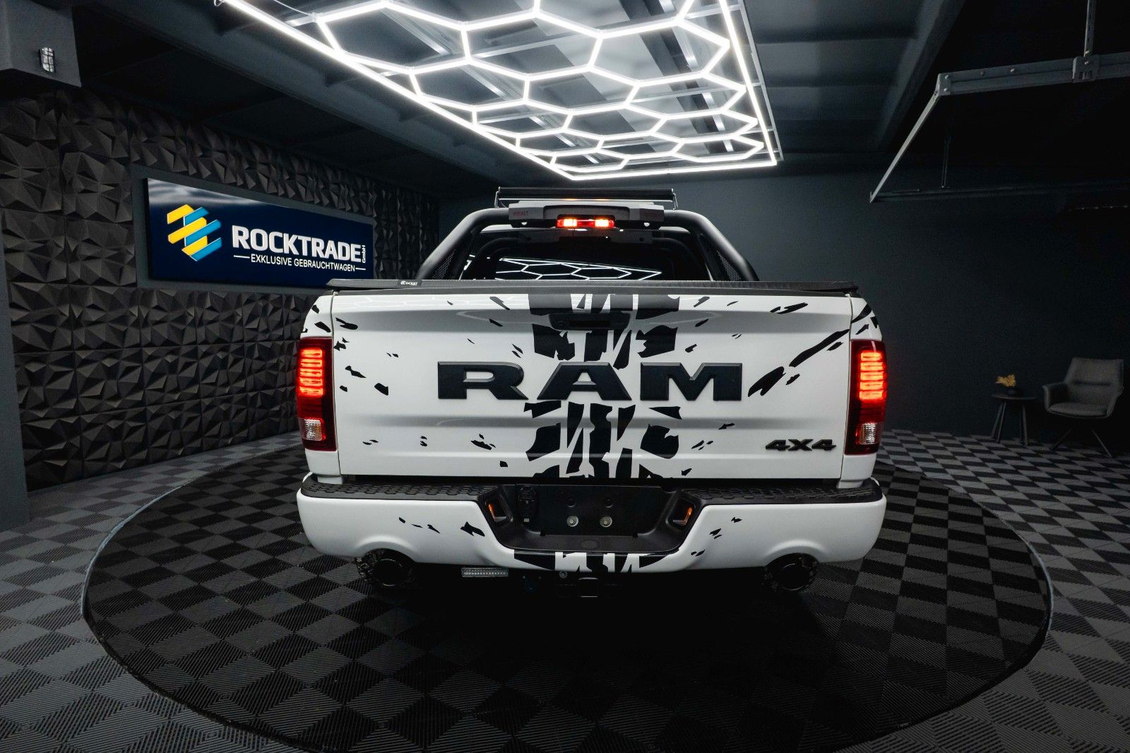 Fahrzeugabbildung Dodge RAM 5.7 V8 HEMI 4x4 OFFROAD Night-Paket *LED*AHK