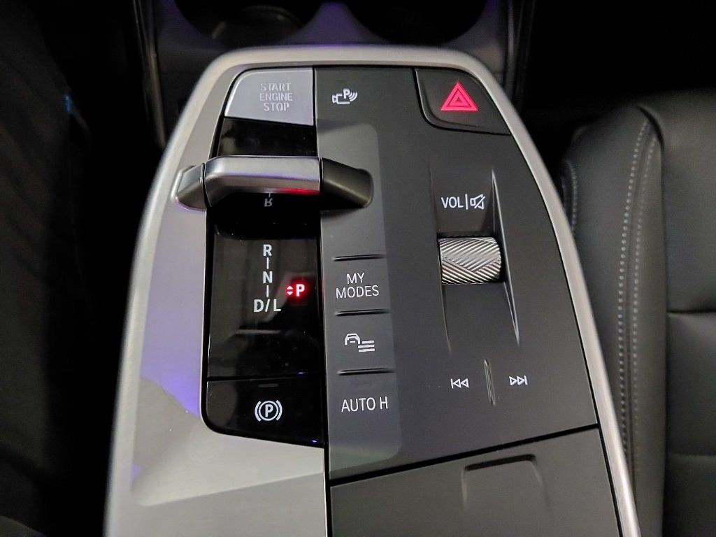 Fahrzeugabbildung BMW 223d xDr Active Tourer Luxury °ACC°HUD°PANO°360°