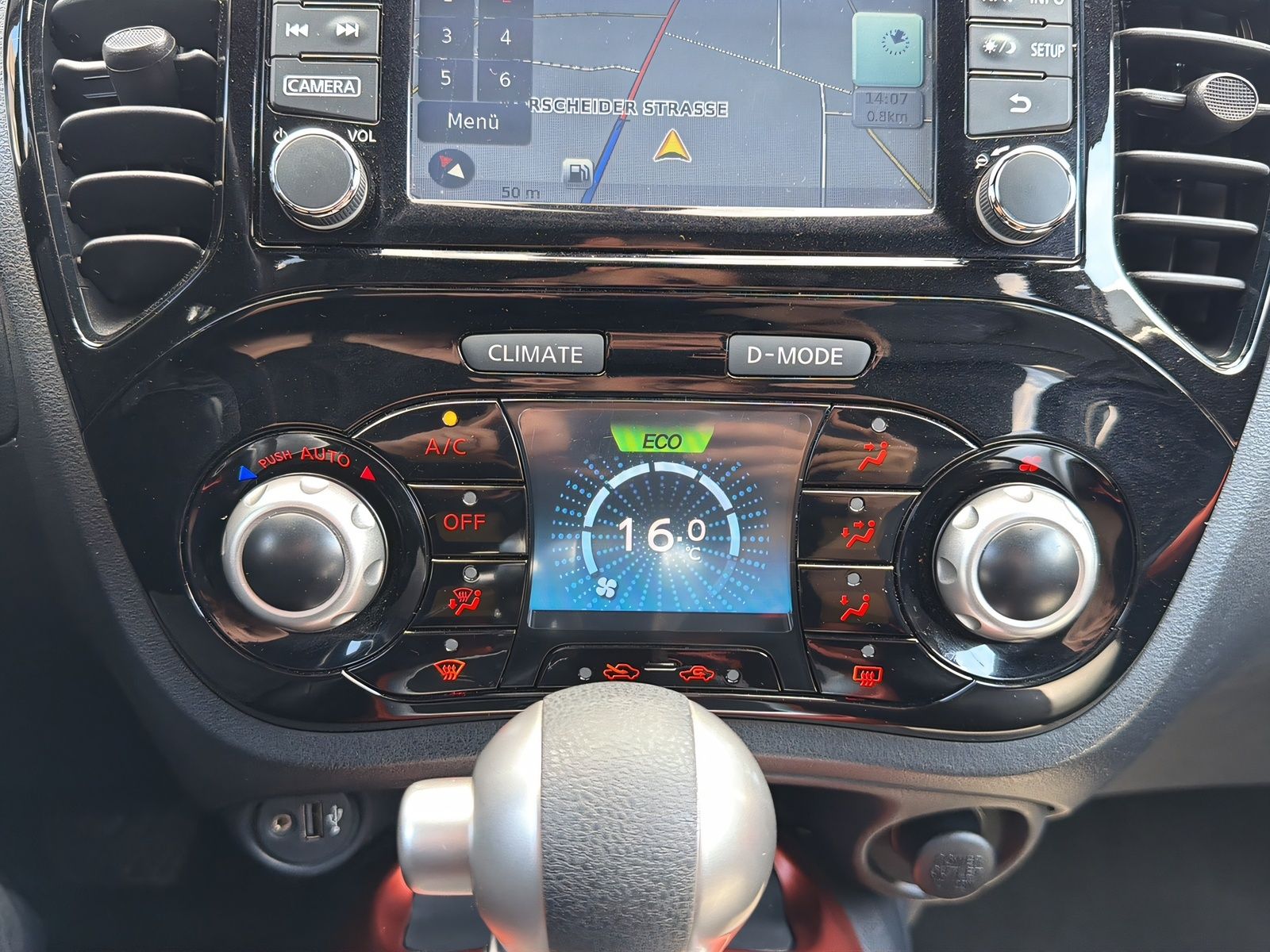 Fahrzeugabbildung Nissan Juke 1.6 TEKNA AUT. KEYLESS 360° KAM NAVI LEDER