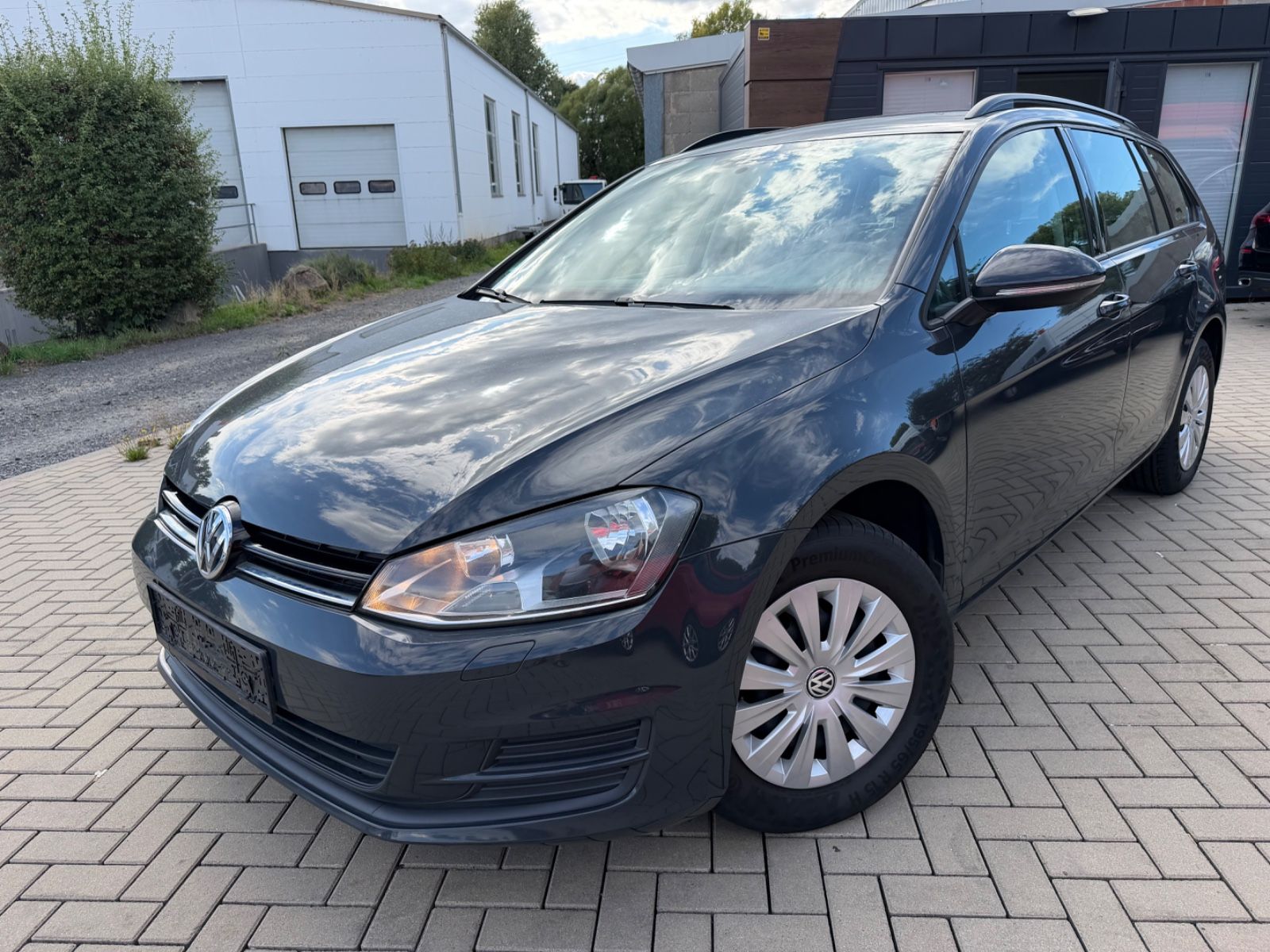 Volkswagen Golf - 1