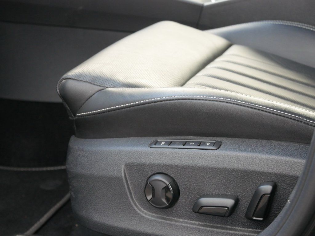 Fahrzeugabbildung SKODA Superb  2.0 TDI Premium Edition SHZ Navi PDC