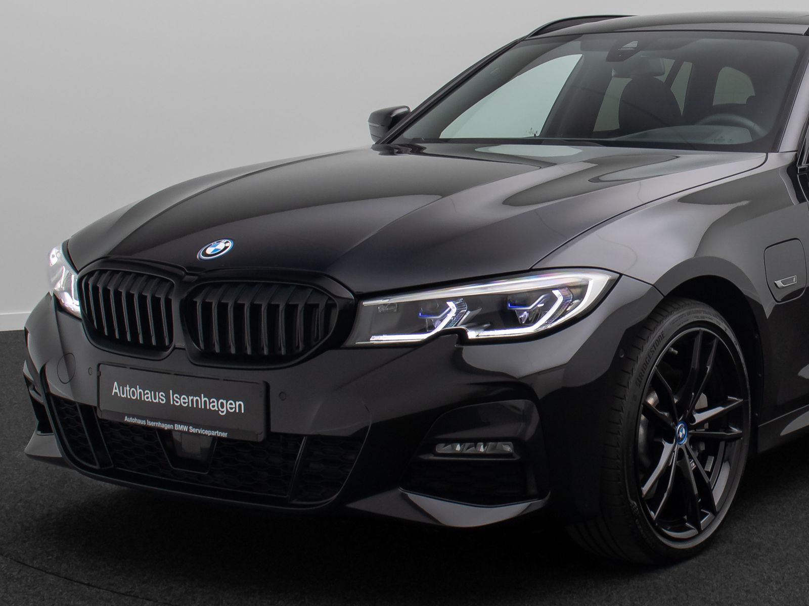 Fahrzeugabbildung BMW 330e M Sport DAB HiFi Laser HUD Panorama AHK 19"