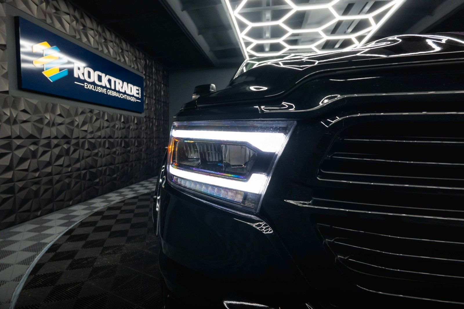 Fahrzeugabbildung Dodge RAM 5.7 V8 HEMI 4x4 OFFROAD Night-Paket *LED*19%