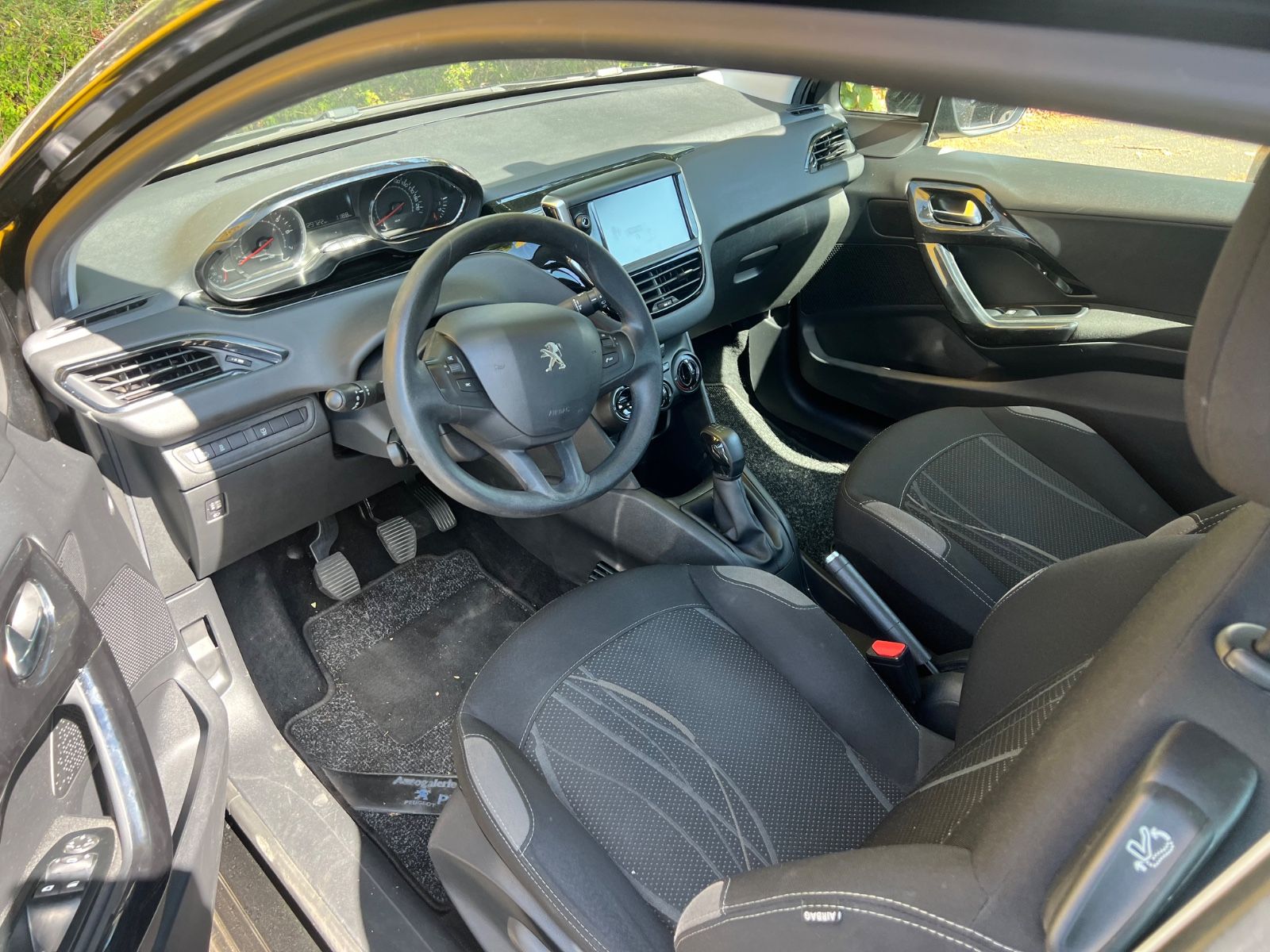 Fahrzeugabbildung Peugeot 208 Active * 1.HAND * TÜV & SERVICE NEU *