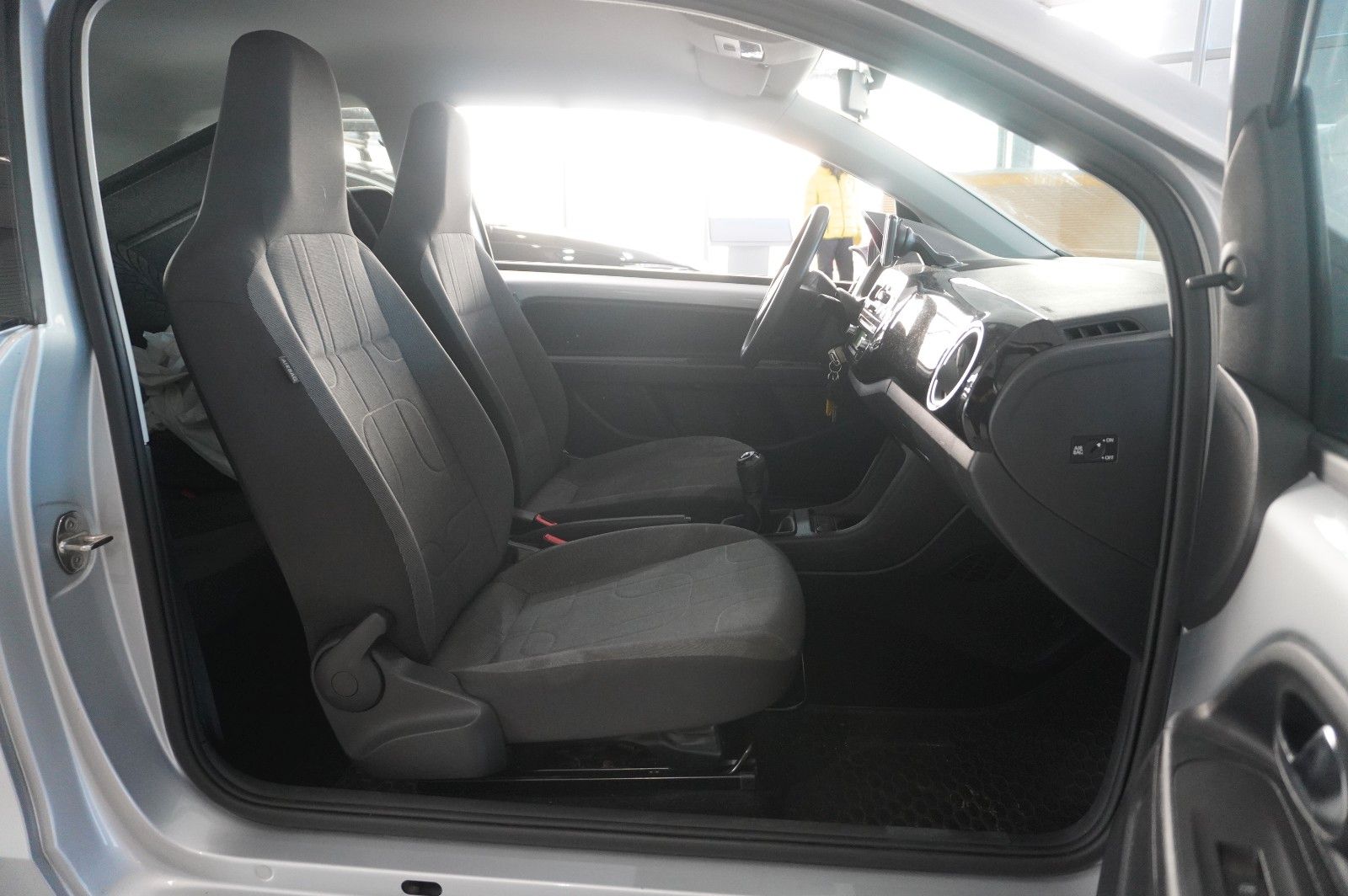 Fahrzeugabbildung Volkswagen up! 1.0 MOVE 3-TÜR NAVI/KLIMA/SPORT/CD/AUX/TÜV