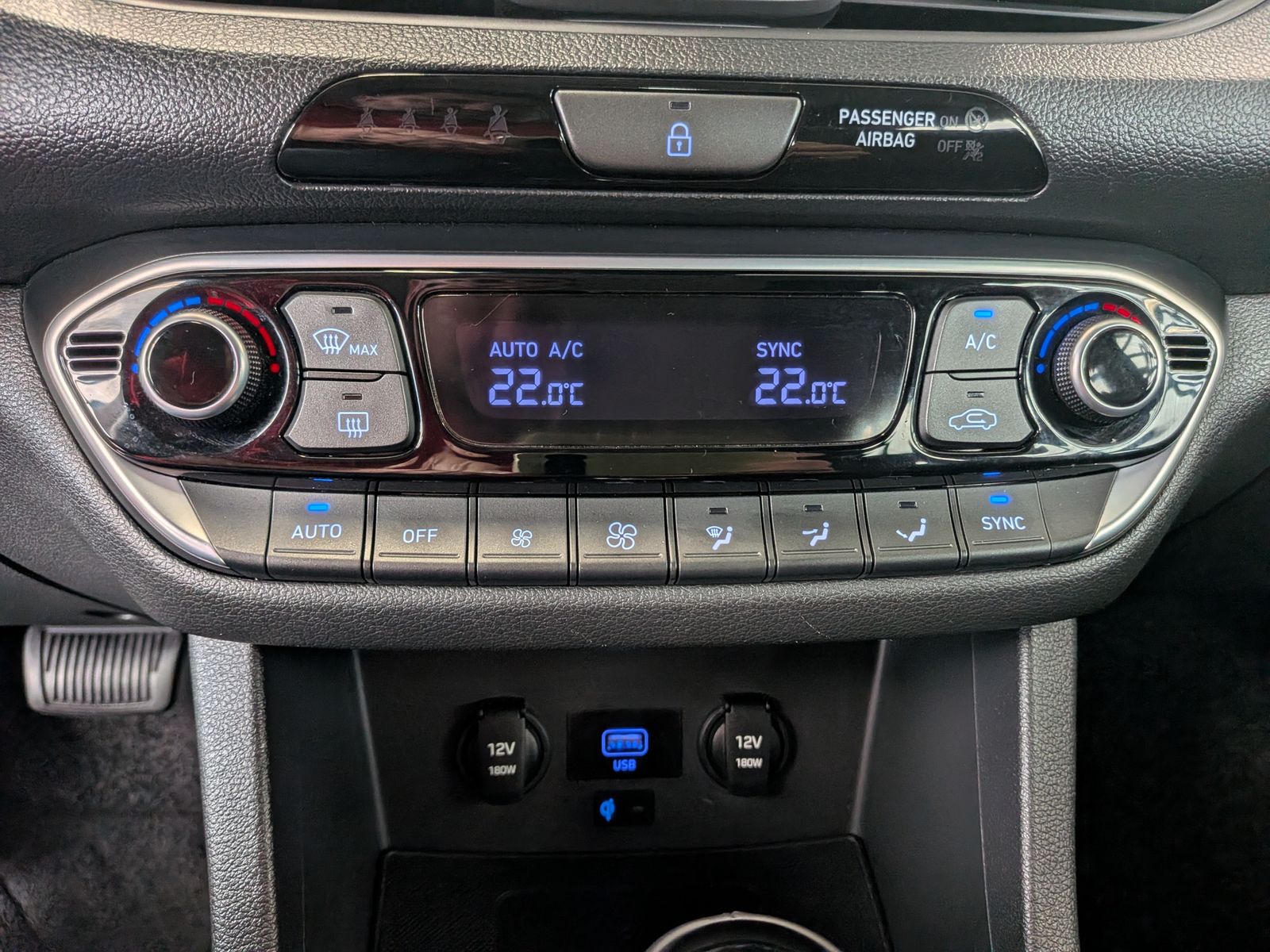 Fahrzeugabbildung Hyundai i30 1.5 T-GDI DCT Trend MHEV Cam Navi LED-Paket