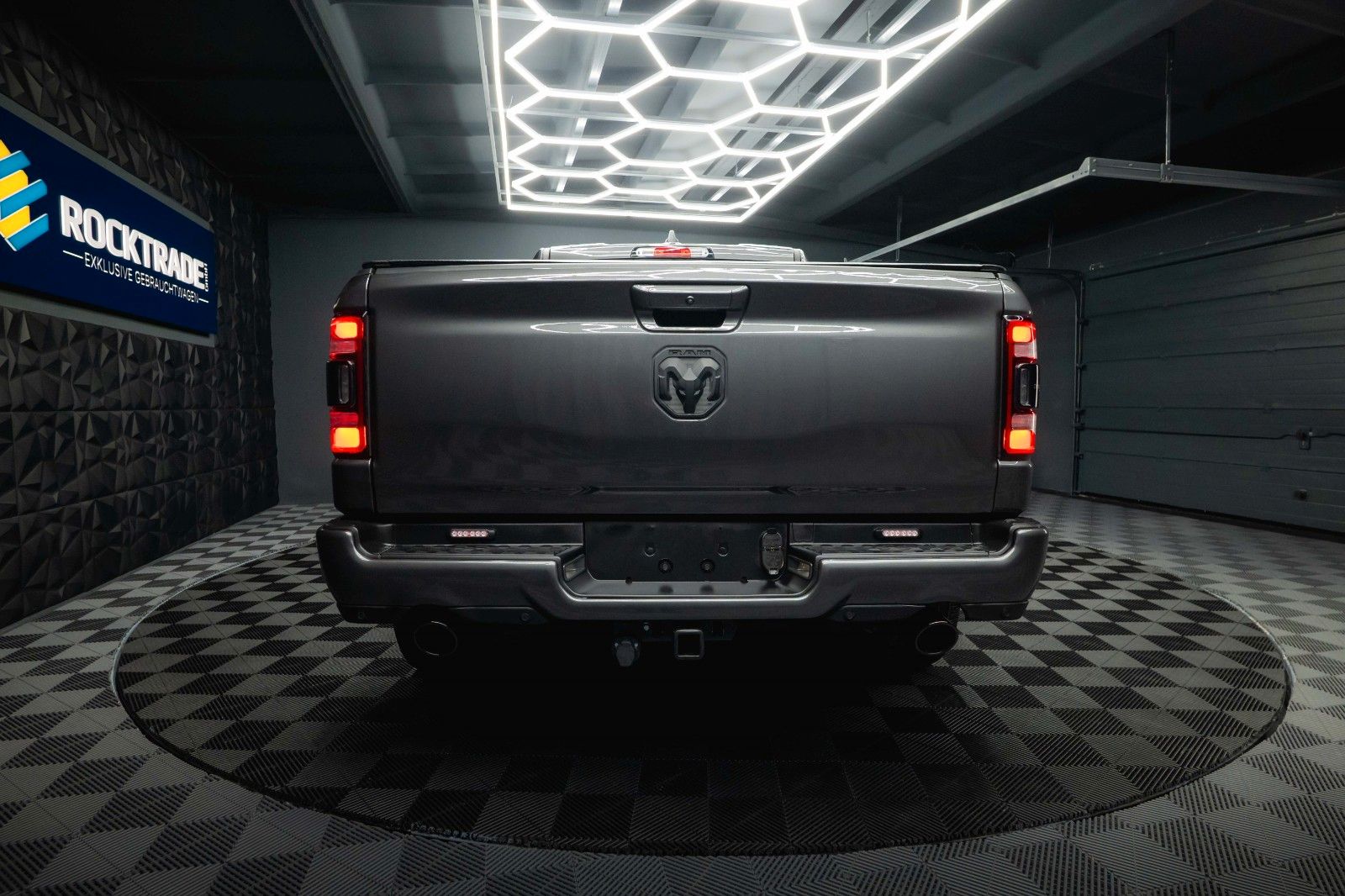 Fahrzeugabbildung Dodge RAM 5.7 V8 HEMI 4x4 Sport Night *Pano*22 Zoll*