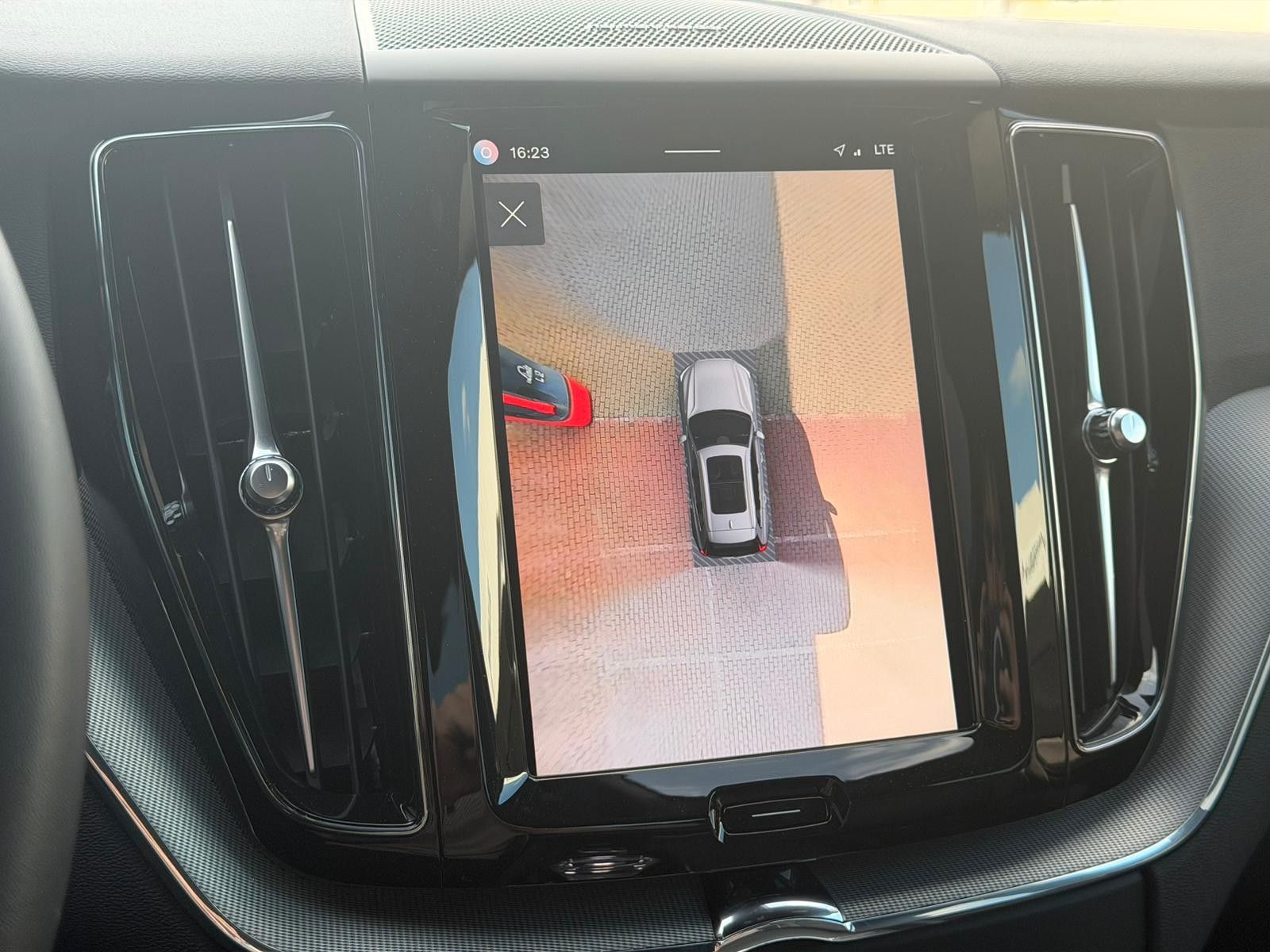 Fahrzeugabbildung Volvo XC60 B4D AWD Plus Dark*STDHZG*360°ACC