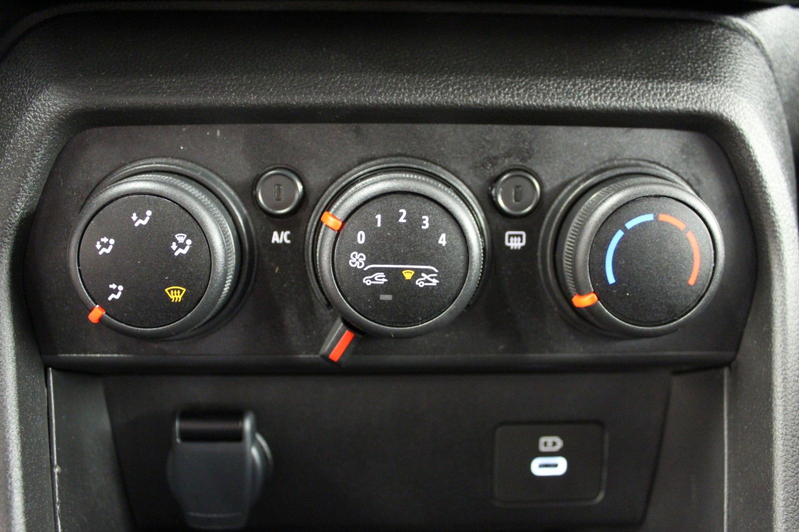 Fahrzeugabbildung Dacia Logan III TCe 90 Expression*Media Nav*PDC*