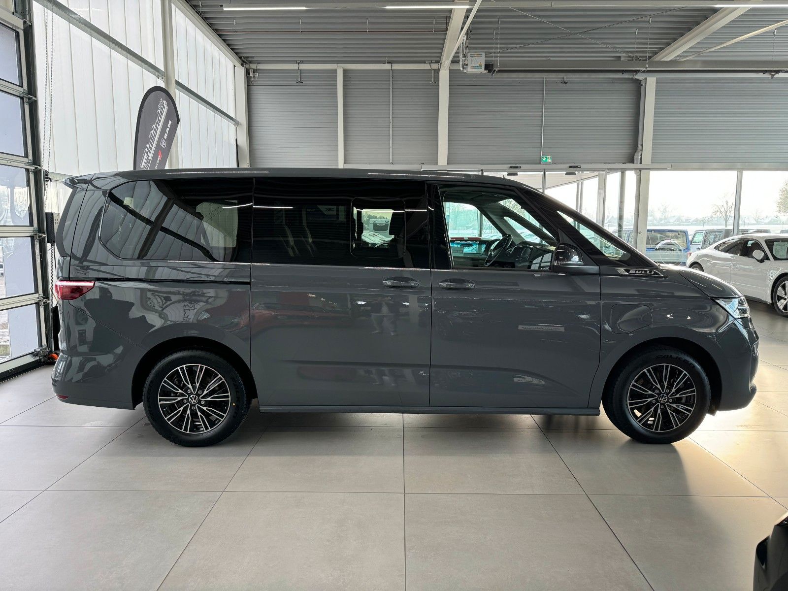 Fahrzeugabbildung Volkswagen T7 Multivan LANG 1.4 TSI eHybrid Life "AHK PANO"