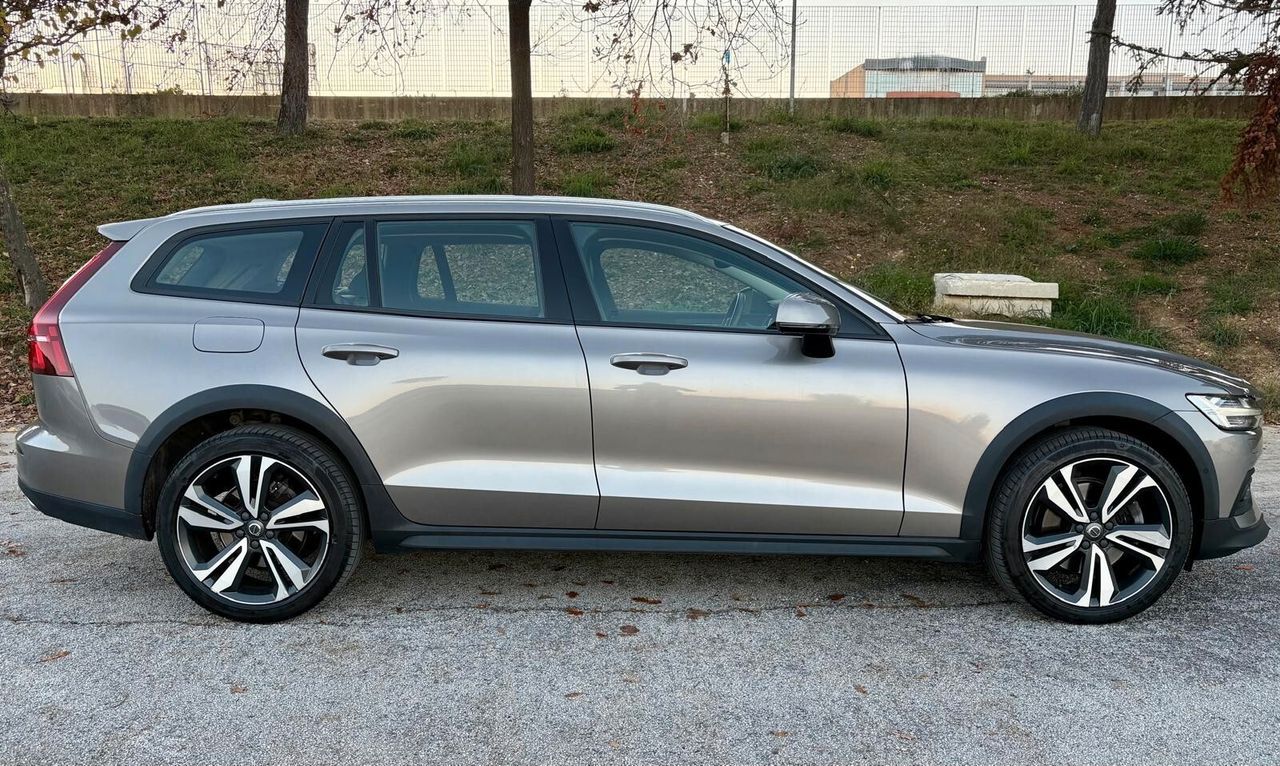 Volvo V60 Cross Country D4 AWD Geartronic Busine imagem 3