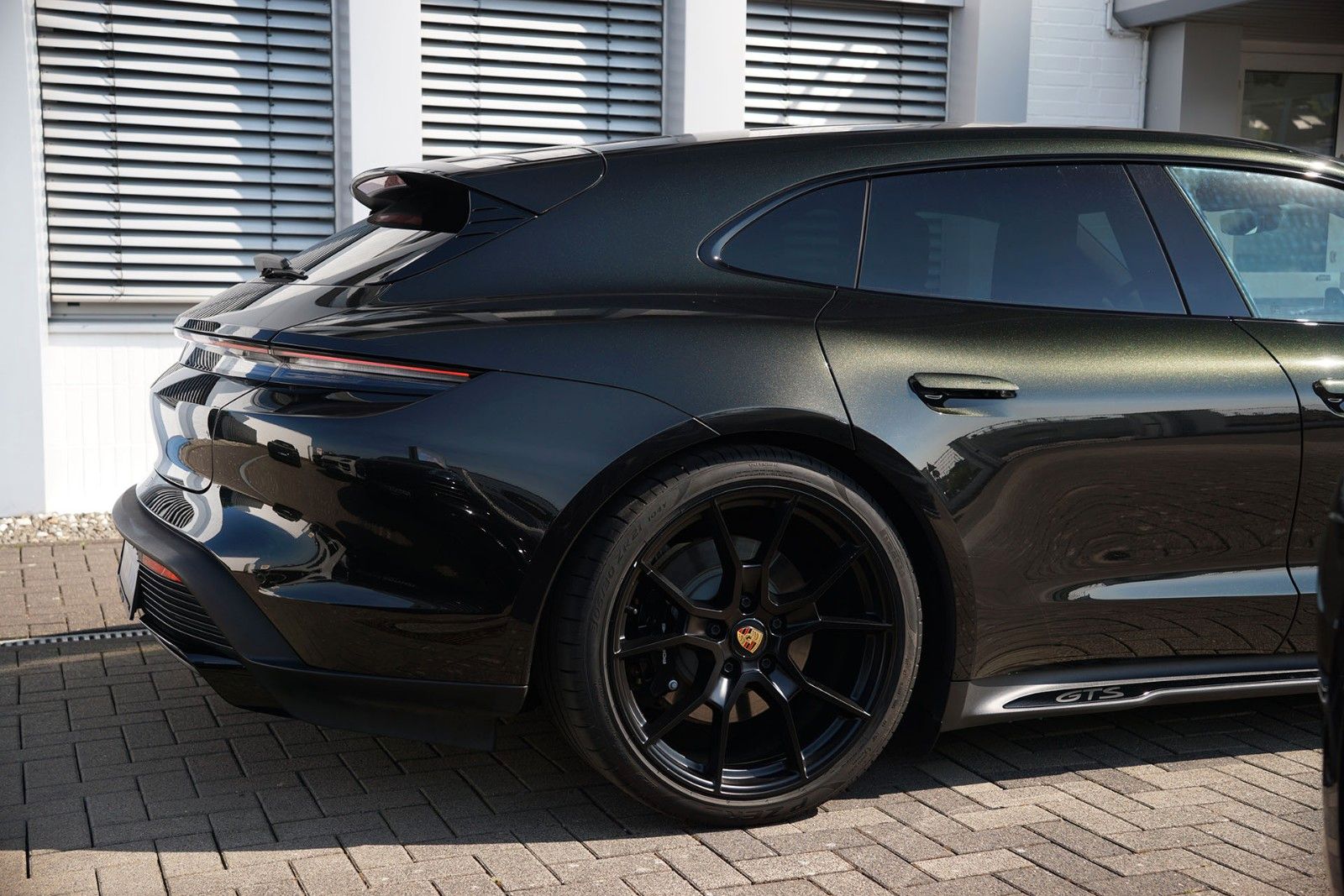 Porsche Taycan GTS Sport Turismo PTS DARK OLIVE METALLIC foto 4