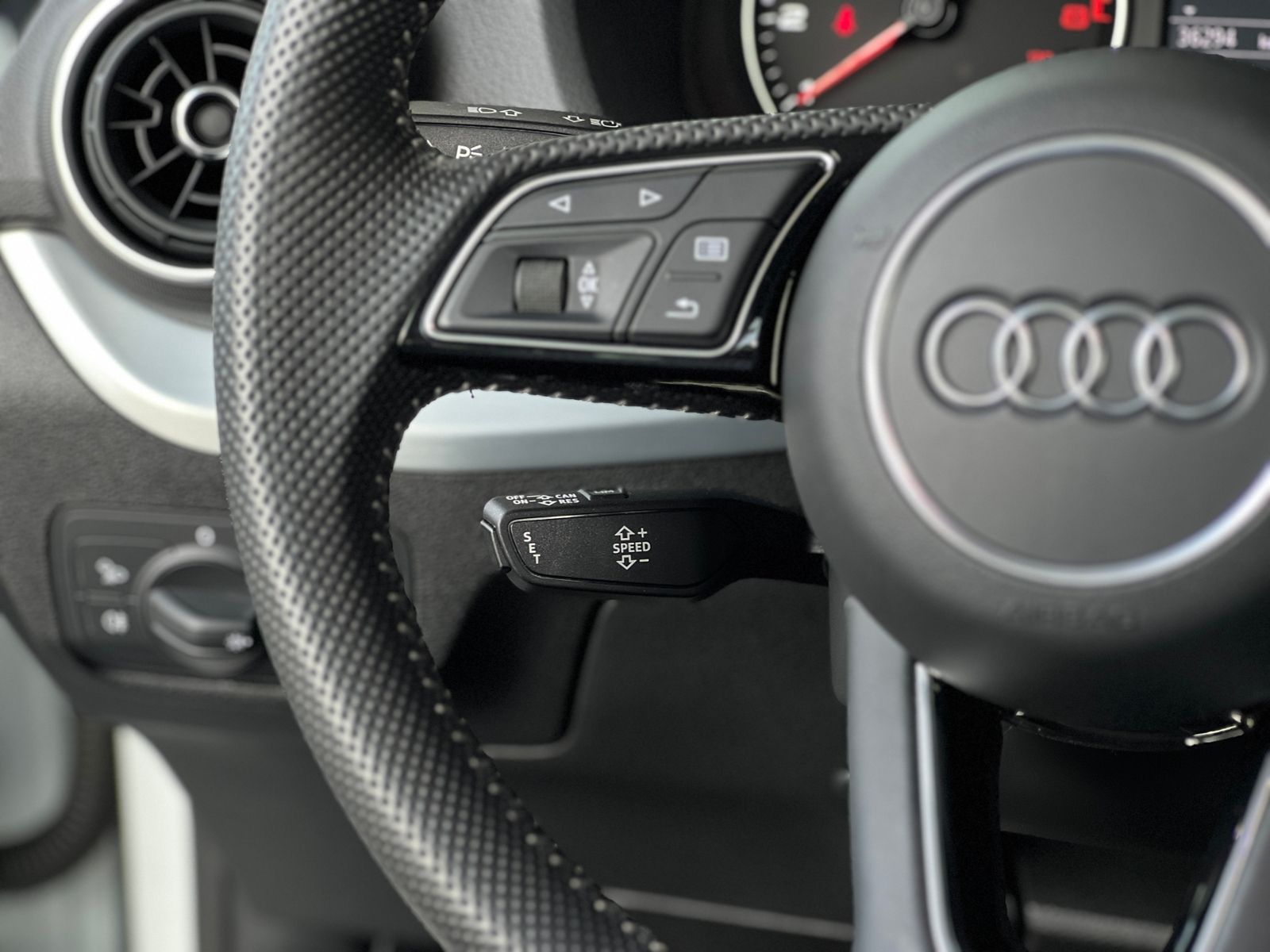 Fahrzeugabbildung Audi Q2 35 TFSI S-Tronic S Line PANO SHZ LED NAVI