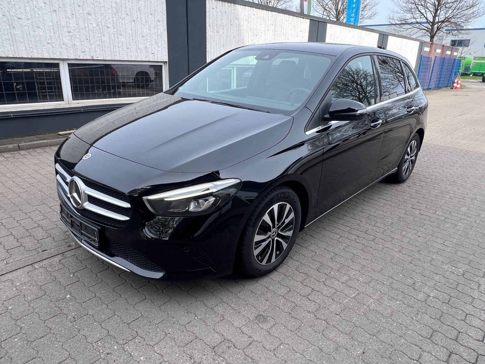 MERCEDES-BENZ B 180