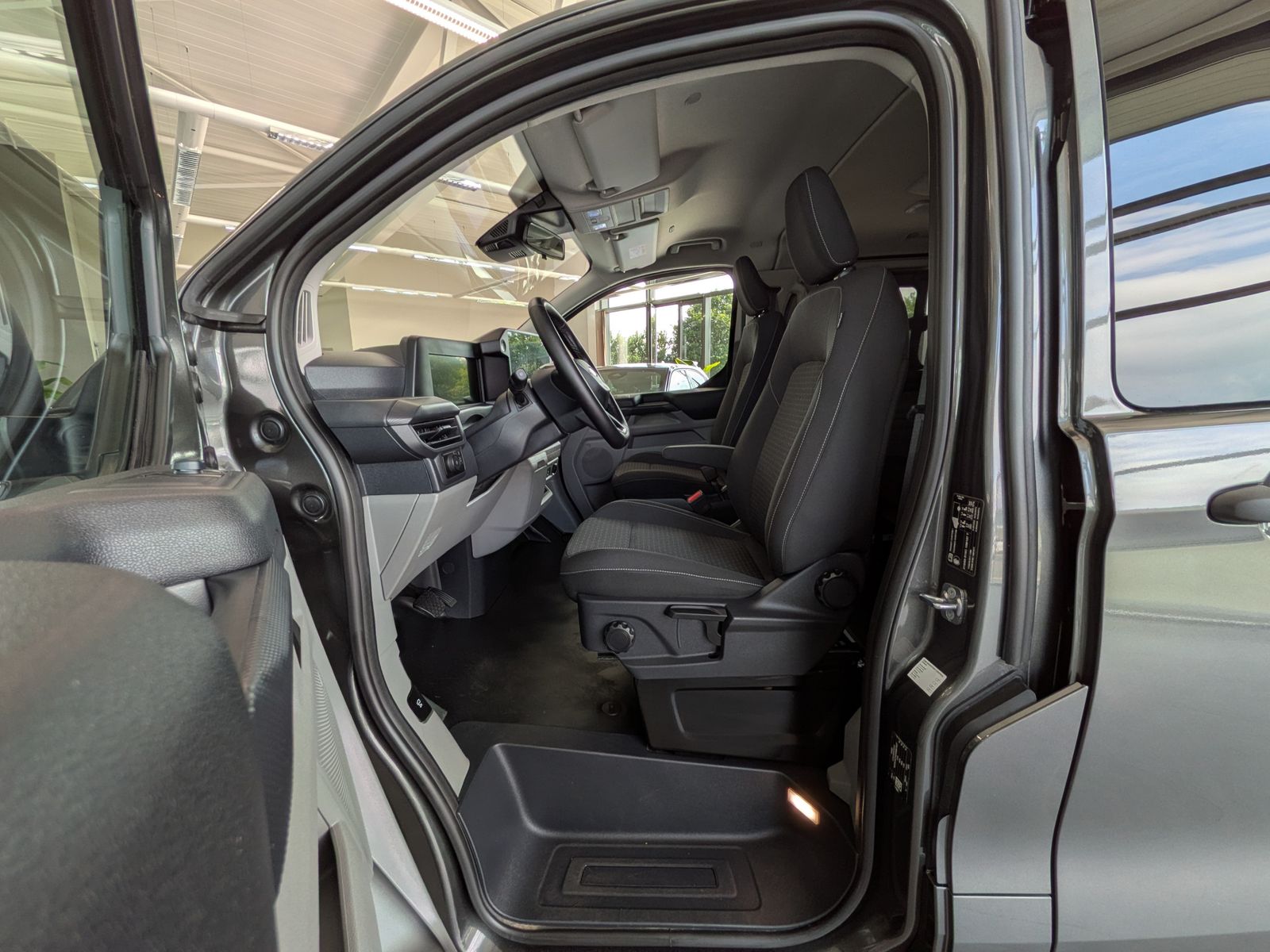Fahrzeugabbildung Ford Transit Custom 320 L1 Aut. 8-Sitze LED ACC Cam