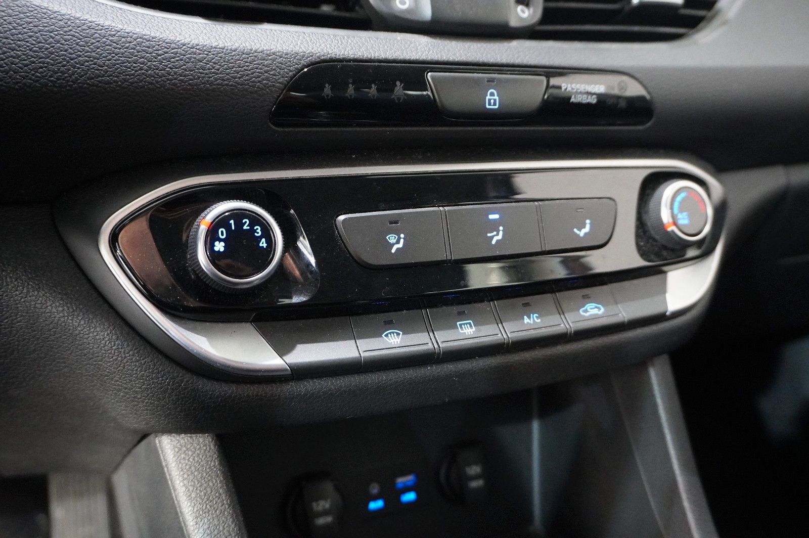 Fahrzeugabbildung Hyundai i30 LIM. 1.0 T-GDI SELECT LED/KLIMA/PDC/TEMP/USB