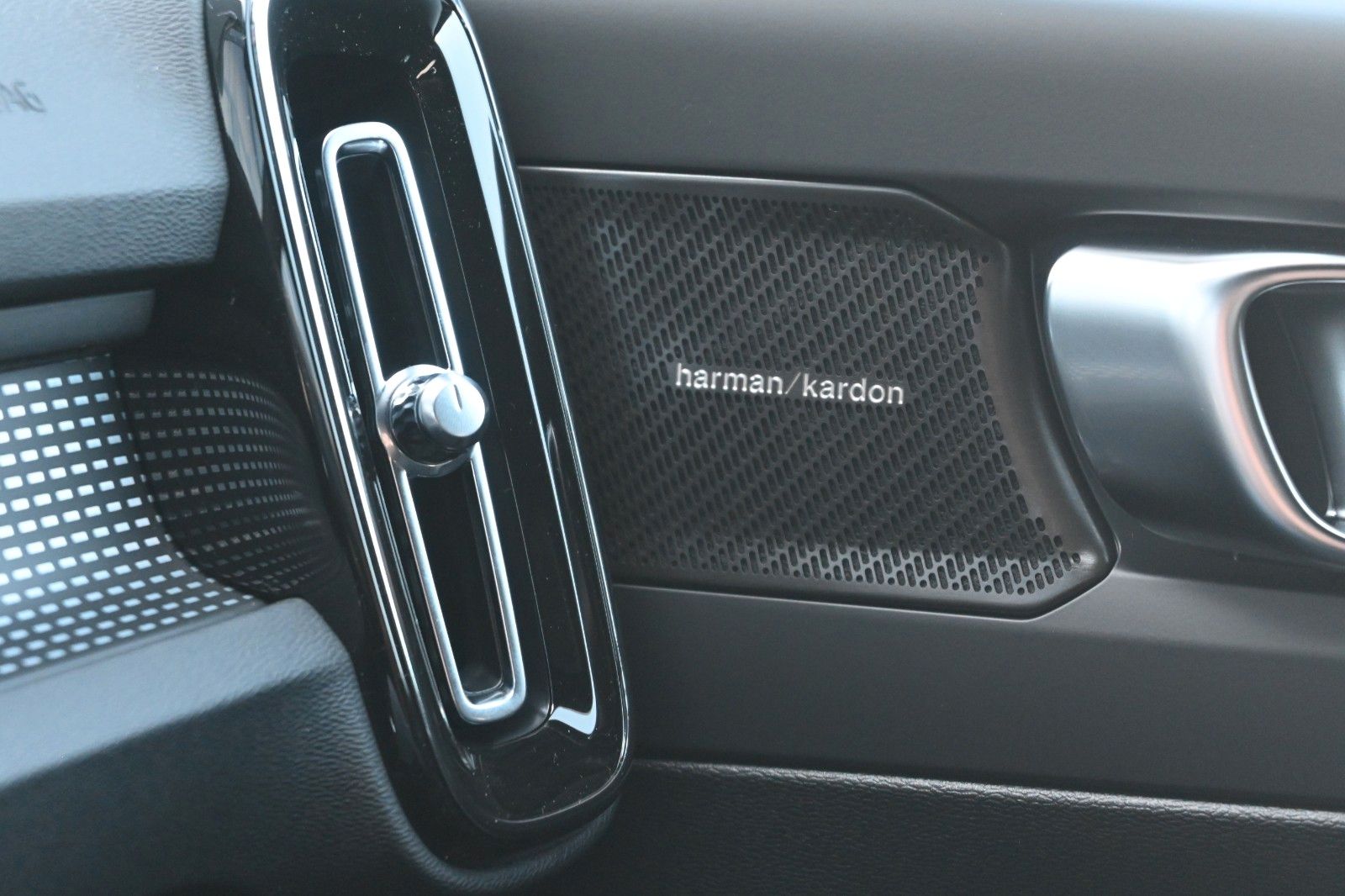 Fahrzeugabbildung Volvo XC40 B4 DKG Plus Dark*FSHZG*360°*ACC*AHK