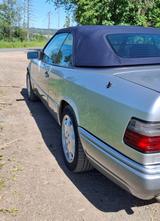 Mercedes-Benz 220 - Mercedes-Benz 220 mit Benzin-Antrieb: Leder
