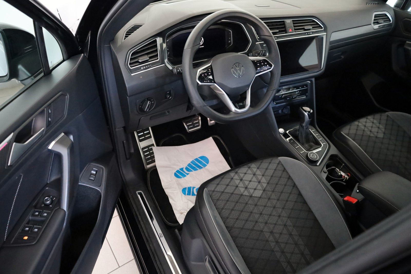 Fahrzeugabbildung Volkswagen Tiguan Allspace R-Line 4M Navi,HUD,Panorama,ACC