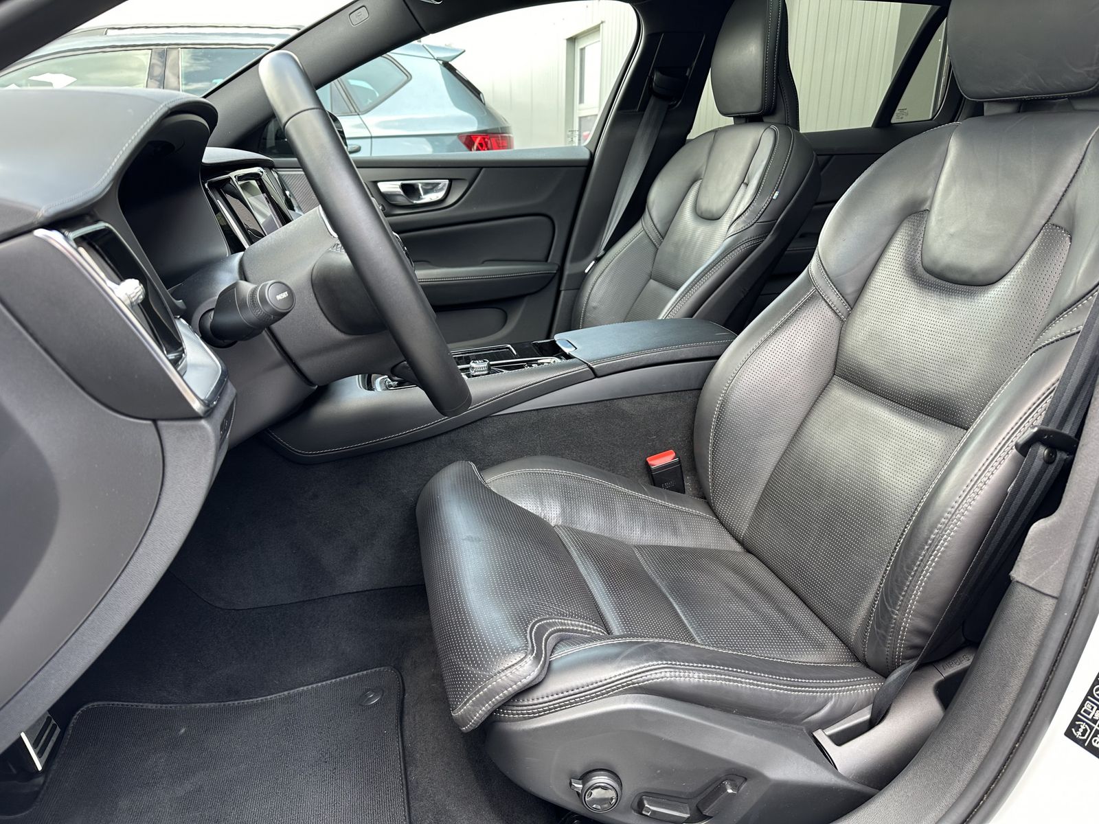 Fahrzeugabbildung Volvo V60 T6 AWD Recharge R-Design NAV+LED+AHK+PANO+VC