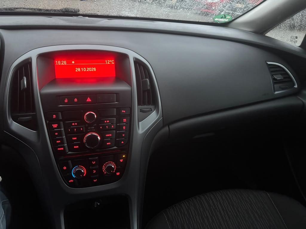 Opel Astra 2012 — photo 15