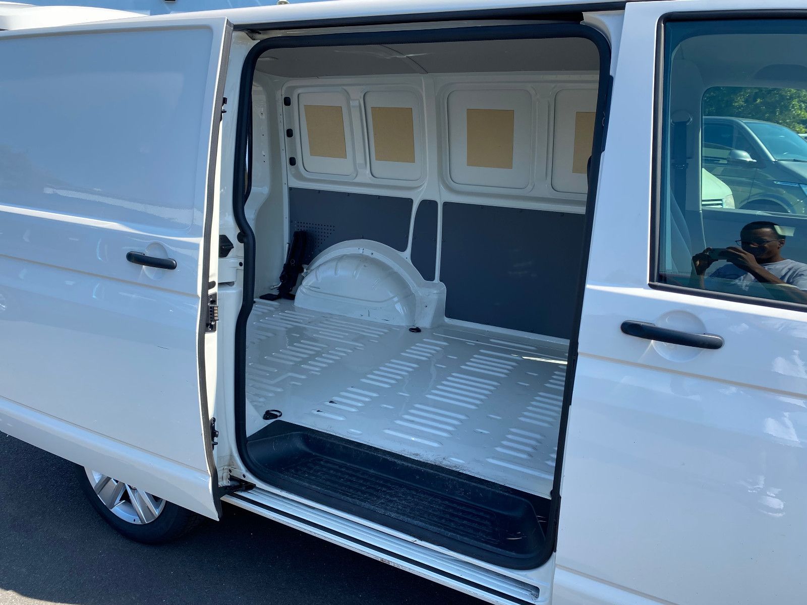Fahrzeugabbildung Volkswagen T6.1 Transporter 2.0 TDI DAB Seitenwindassistent