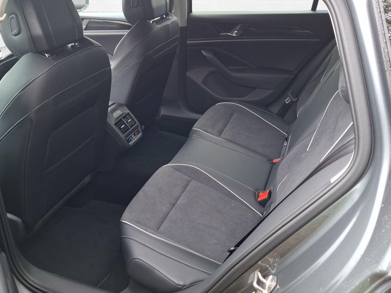 Volkswagen Passat Business 177 PS eHybrid | Massagesitze |  imagem 3