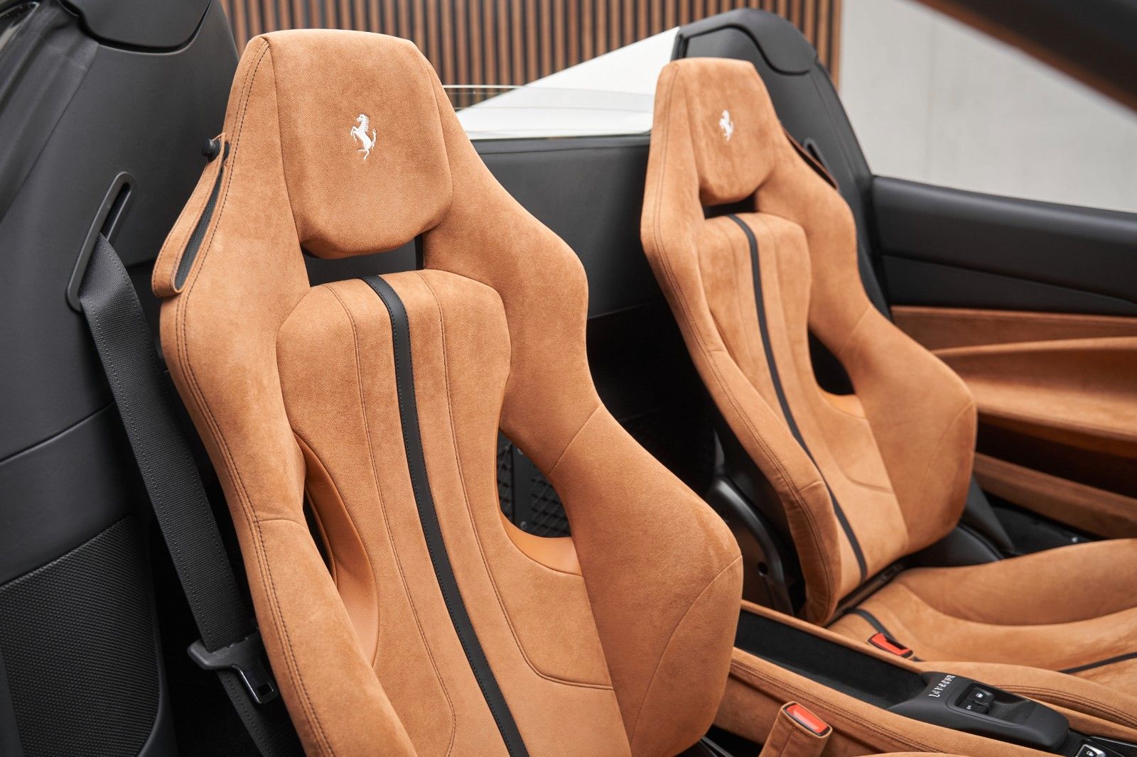Fahrzeugabbildung Ferrari F8 Spider Carbon Racing Seats Display Lift LED