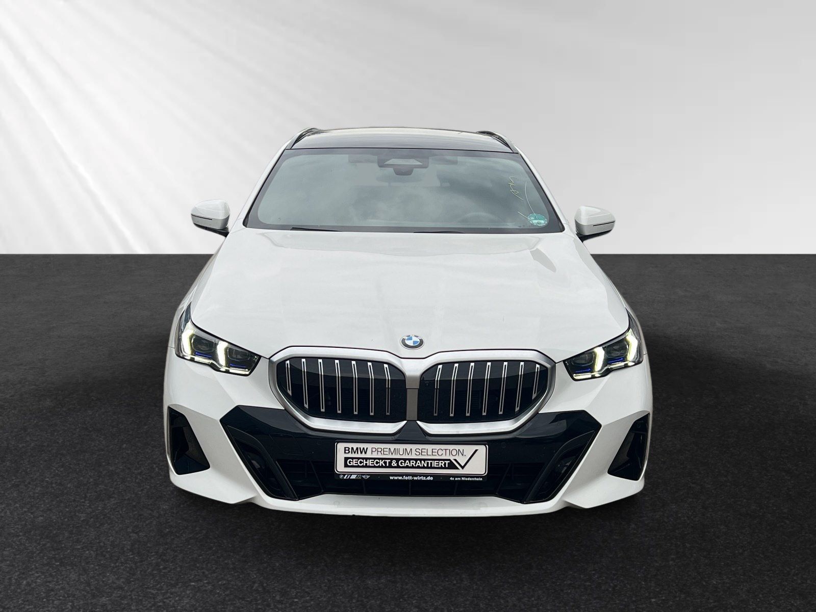 BMW 540d xDrive Touring M Sport AHK Pano 20 LMR B&W foto 5