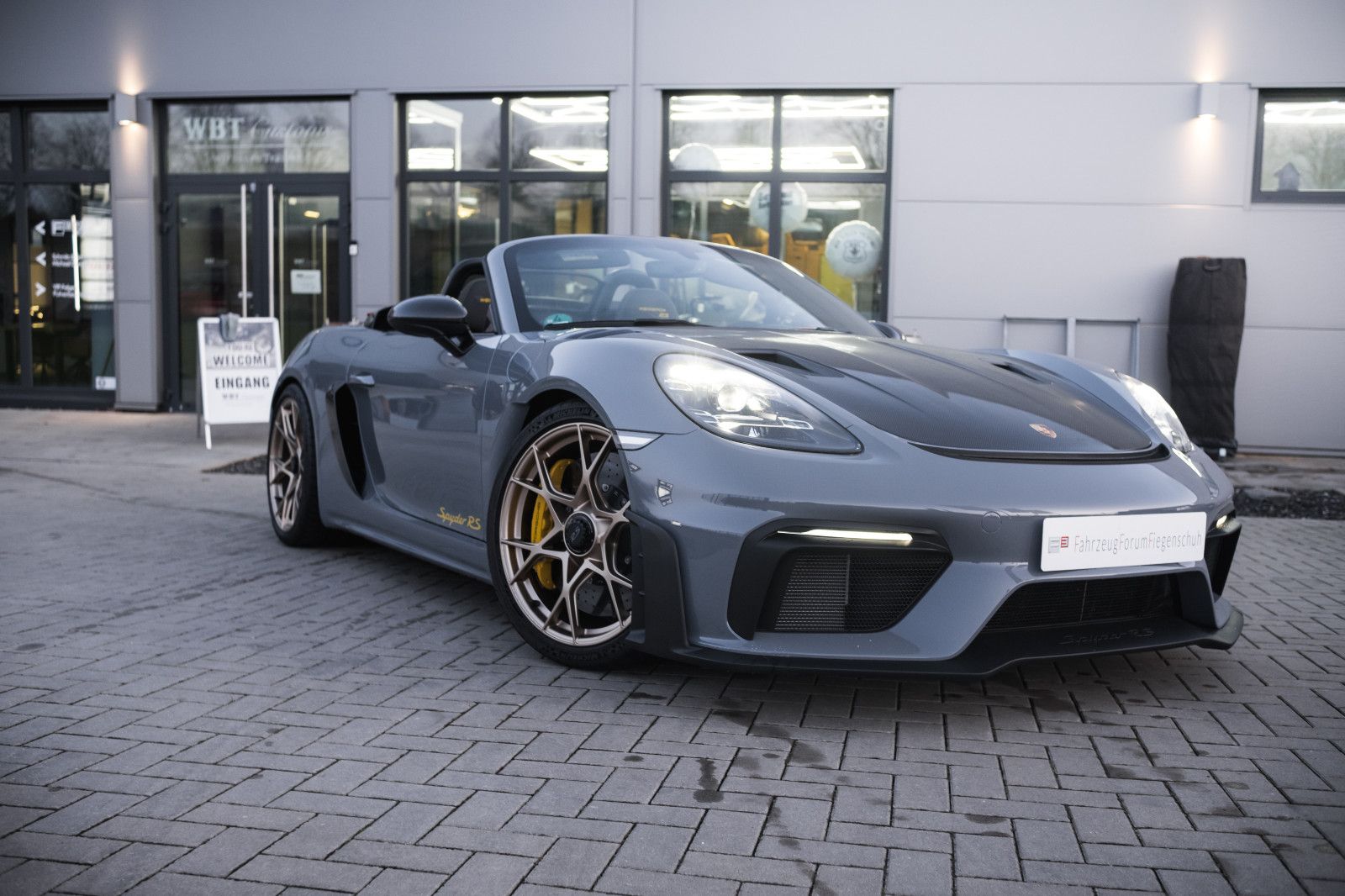 Fahrzeugabbildung Porsche Boxster 718 Spyder RS -Weissach-Lift-Kamera-PCCB