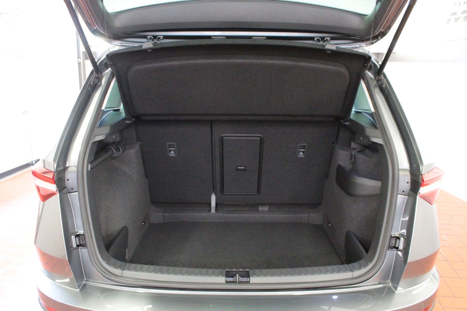 Fahrzeugabbildung SKODA Karoq 1.5l TSI ACT DSG TOUR  AHK schwenkbar