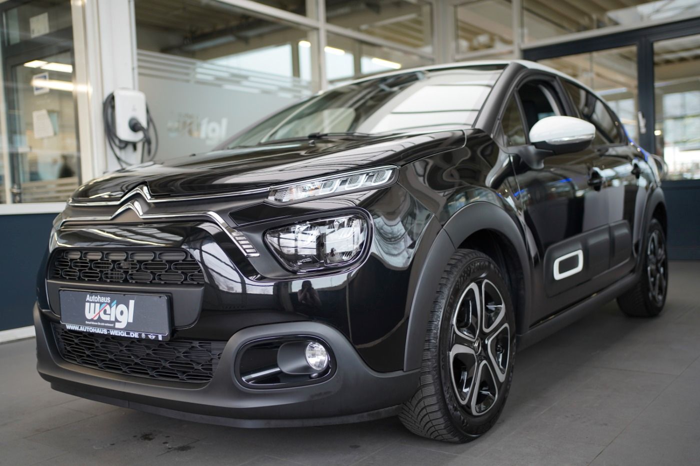 Fahrzeugabbildung Citroën C3 PureTech 110 EAT6 Shine Automatik Sitzheizung