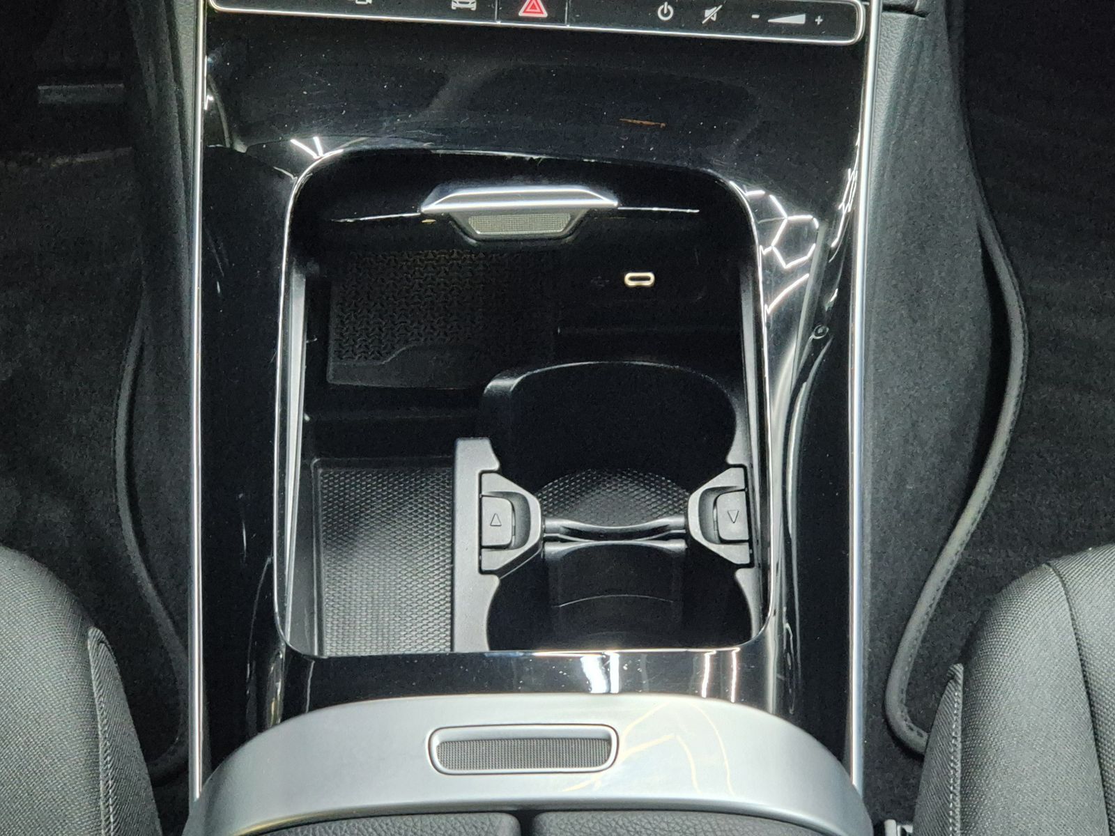 Fahrzeugabbildung Mercedes-Benz C 180 T CGI 9G NAVI+LED+SHZ+KAMERA+TEMP+DAB+LM