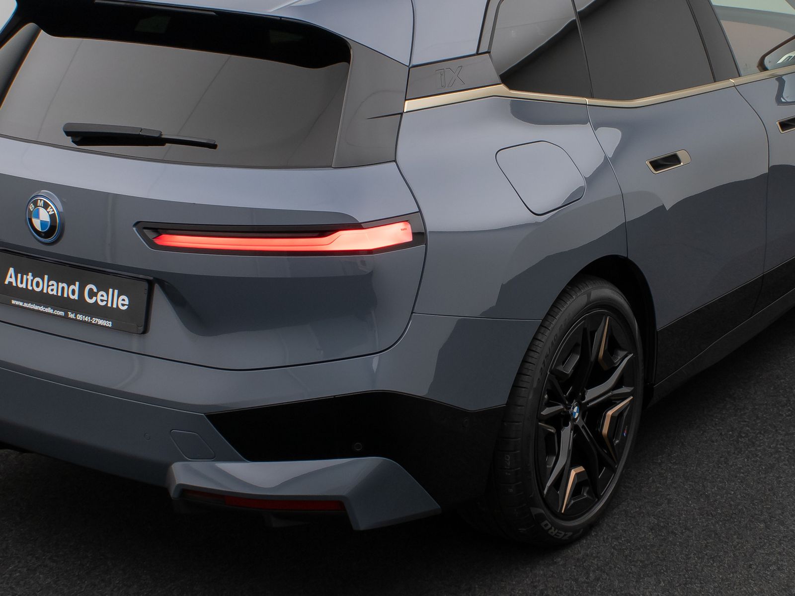 Fahrzeugabbildung BMW iX xD50 Sport Panorama 360°Laser H/K SoftCl 22"