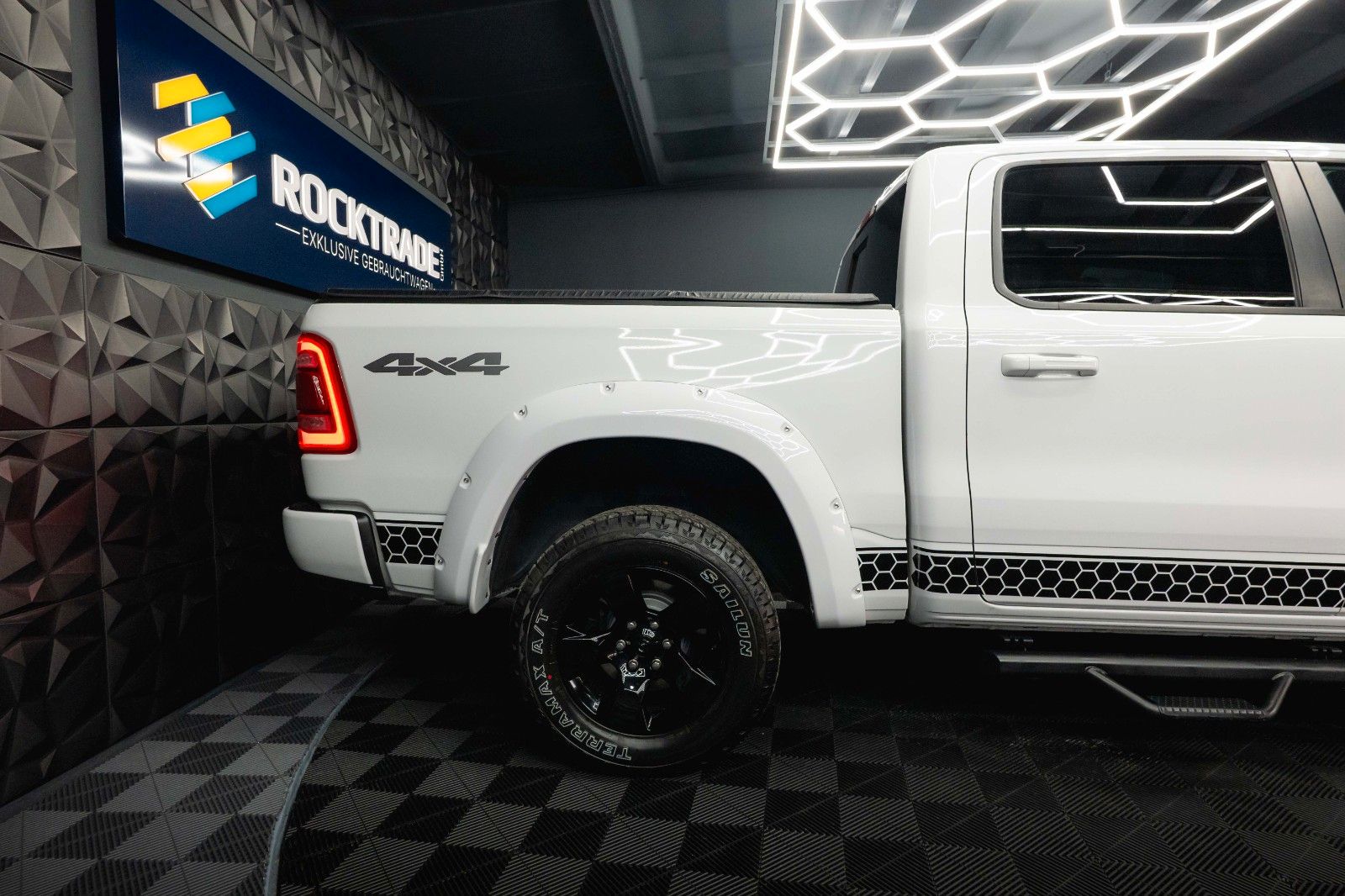 Fahrzeugabbildung Dodge RAM 5.7 V8 HEMI 4x4 OFFROAD Night AXLE LOCK 19%