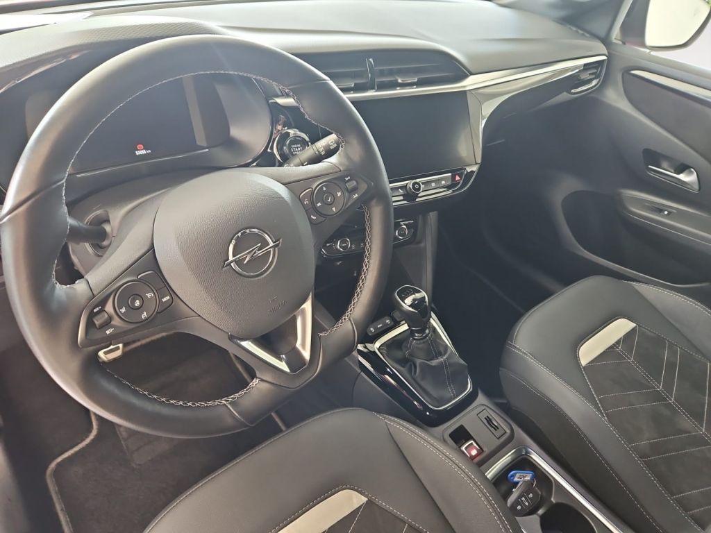 Fahrzeugabbildung Opel 1.2 Turbo Ultimate, Alcantara, Navi, Matrix