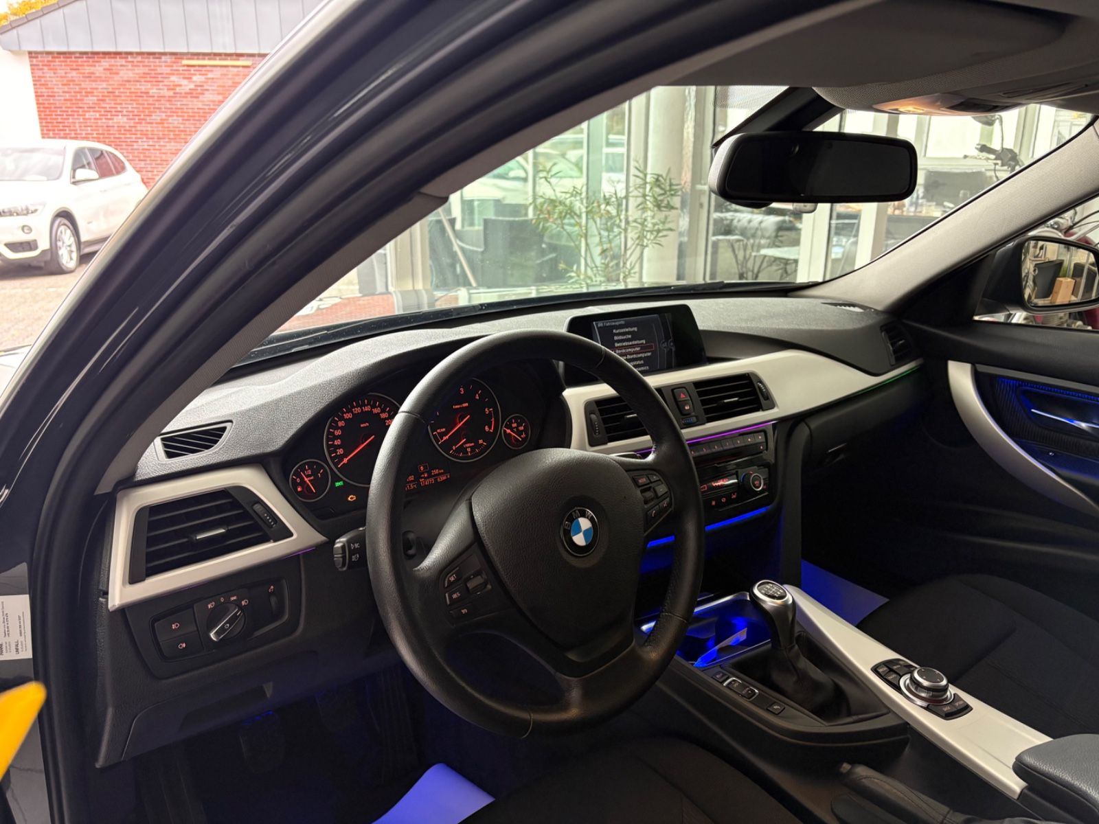 Fahrzeugabbildung BMW 325 d Lim. F30 *NAVIGATION*AMBIENTE*