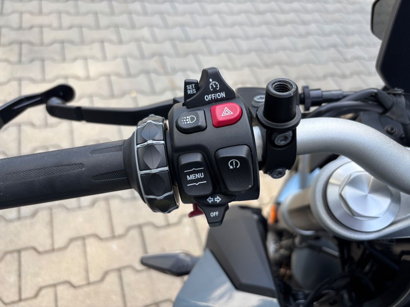 Fahrzeugabbildung BMW F 900 R kurzer Kennzeichenhalter, Lenkerendspieg