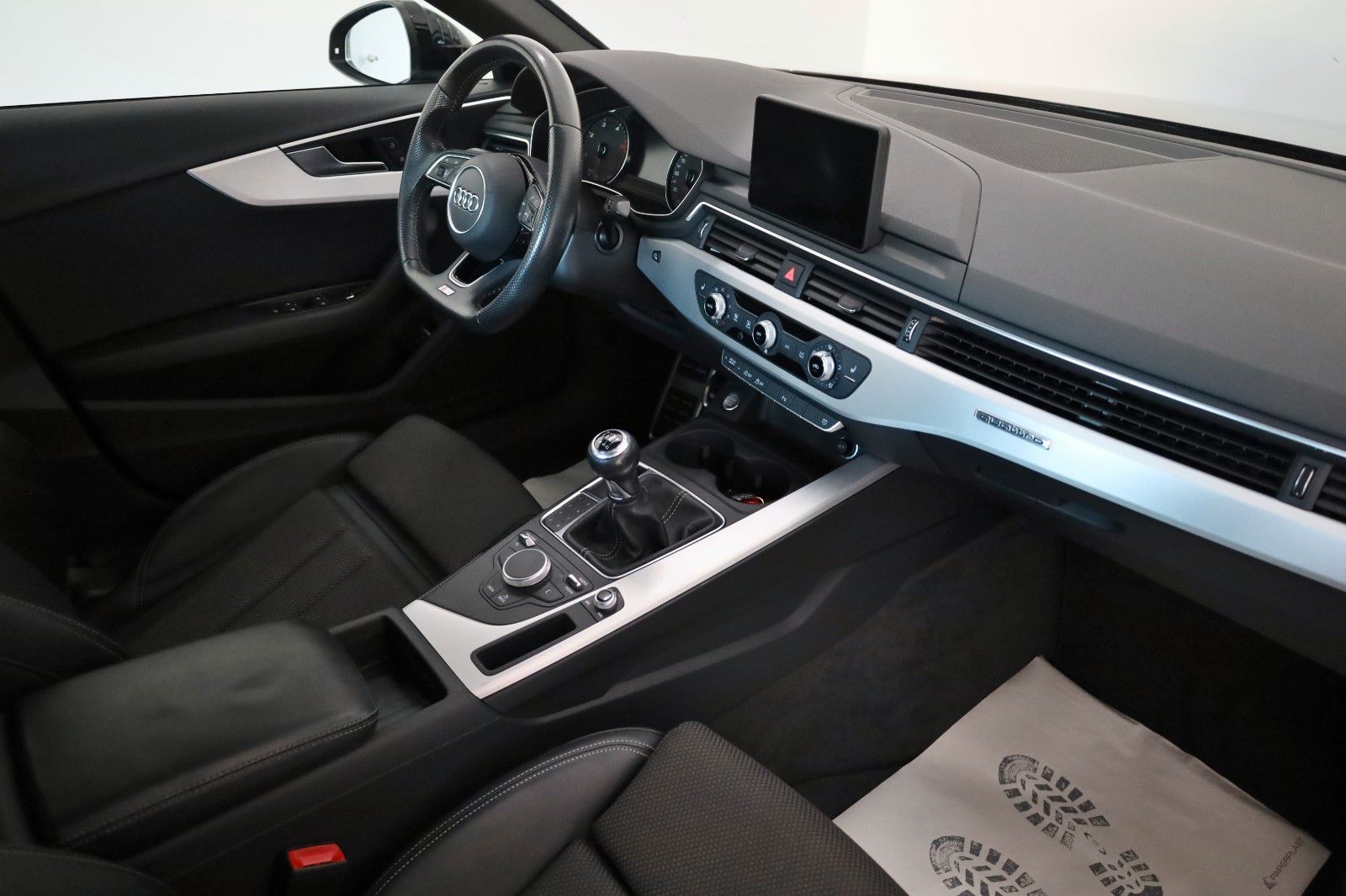 Fahrzeugabbildung Audi A4 Lim. quattro S Line T.Leder,Navi,Xenon,SH,PDC