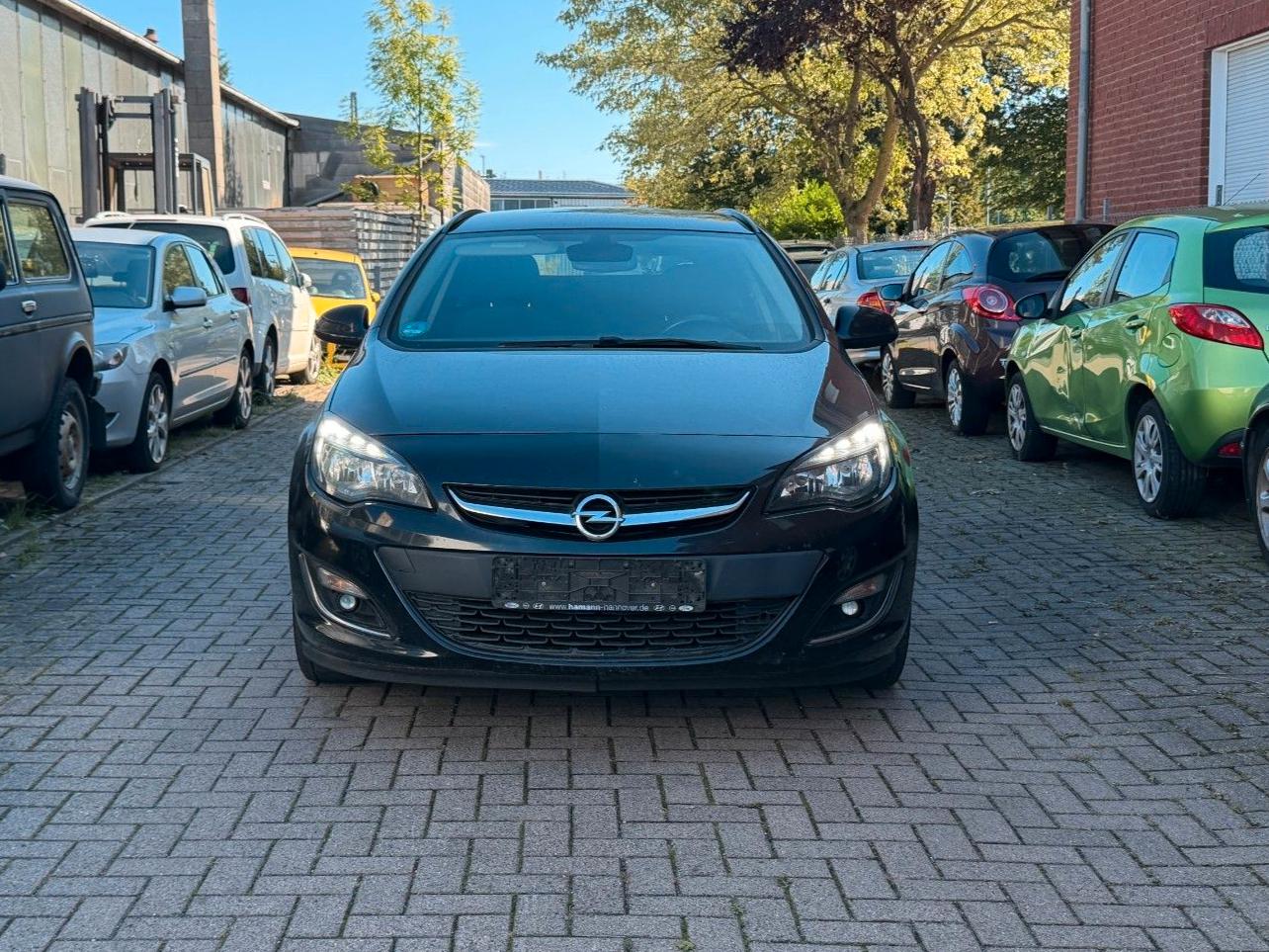 Opel Astra 2013 — rear view