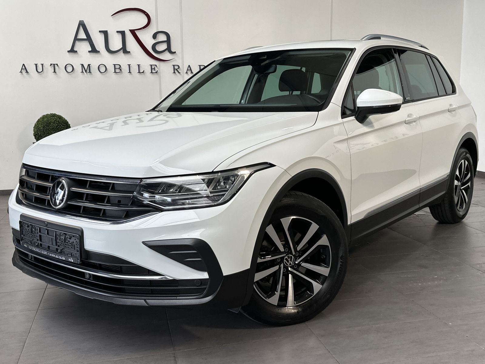 Fahrzeugabbildung Volkswagen Tiguan 1.5 TSI DSG United NAV+LED+AHK+PANO+360°