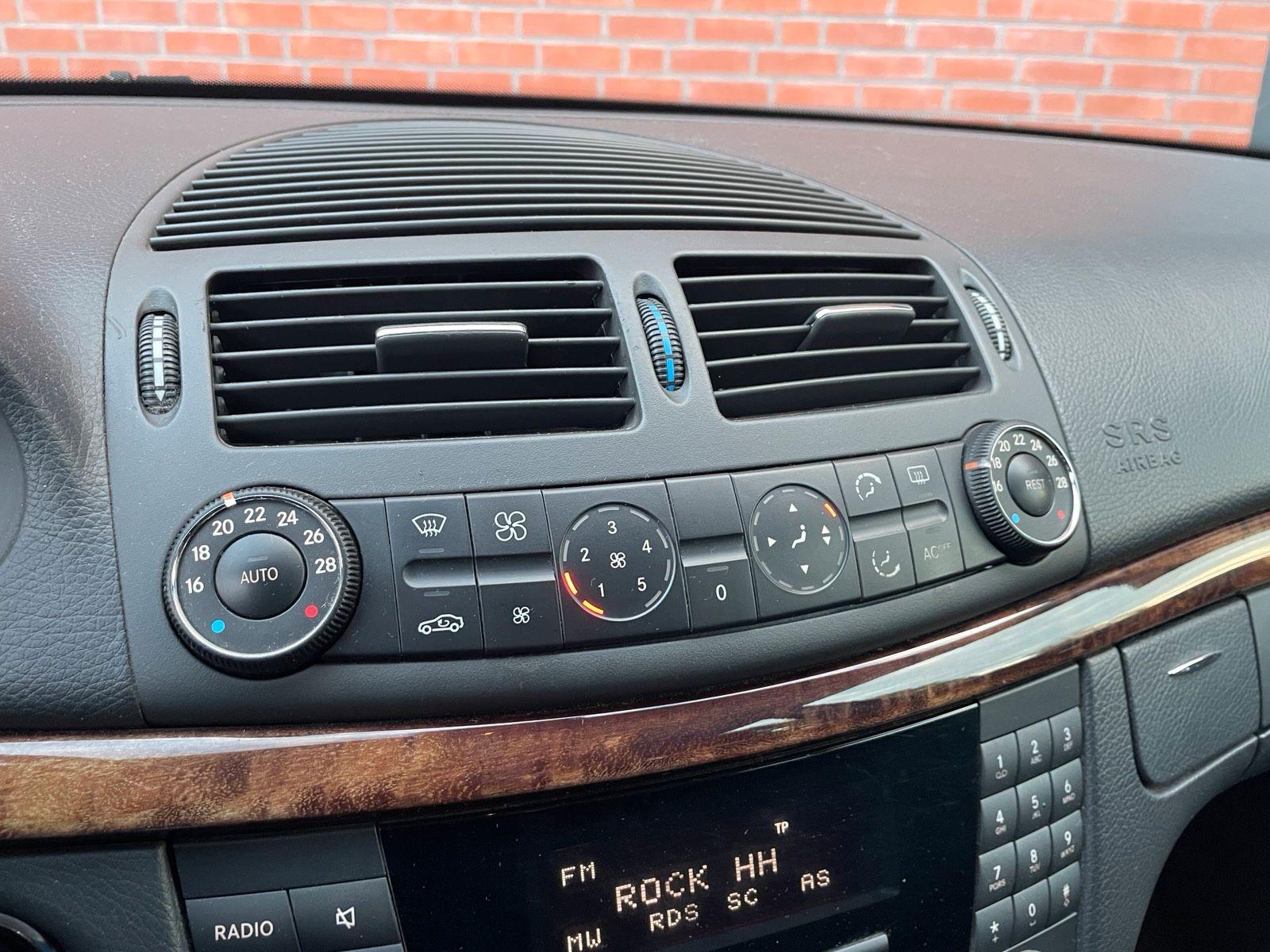 Mercedes-Benz E200 2004 — photo 13