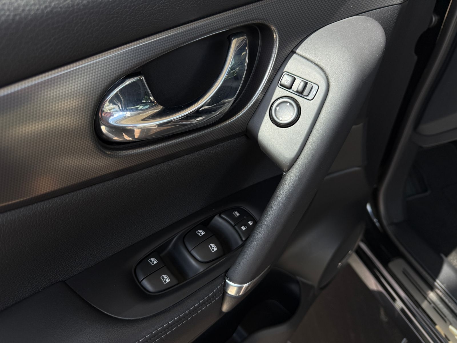 Fahrzeugabbildung Nissan Qashqai Tekna+ 4x4 PANO RFK ACC NAVI