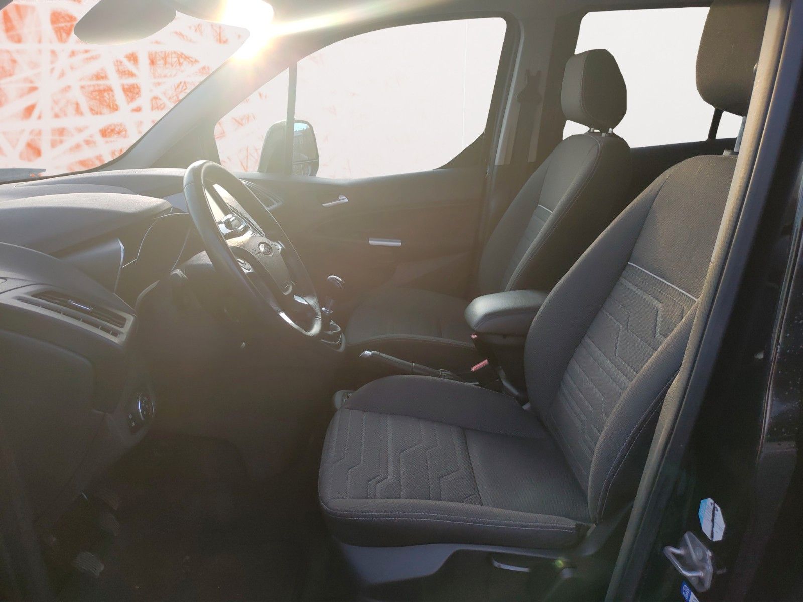 Fahrzeugabbildung Ford Connect Titanium ! Pano.dach ! beh. WSS ! Kamera